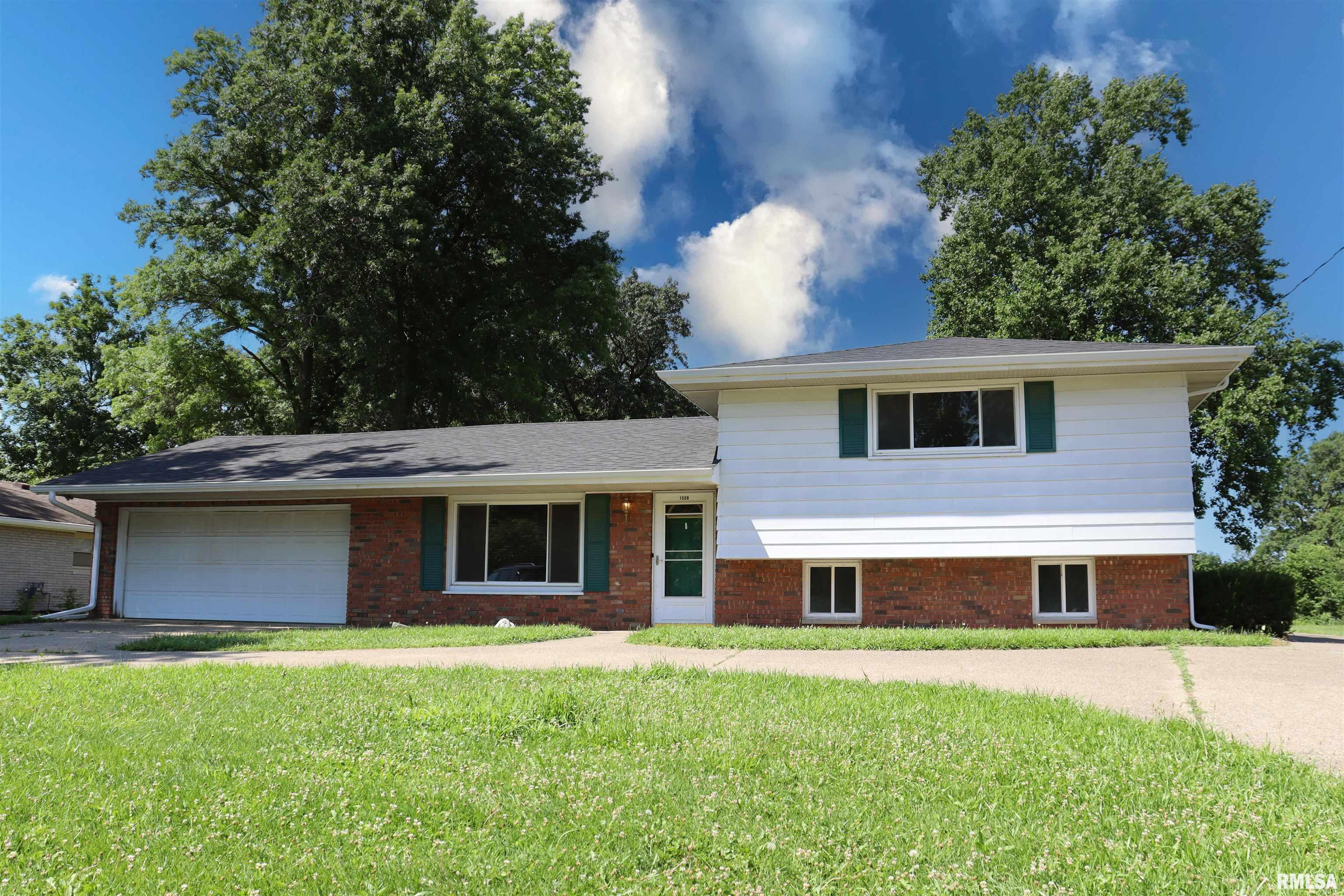 Photo 1 of 35 — 1508 SPRINGFIELD Road, East Peoria, IL 61611