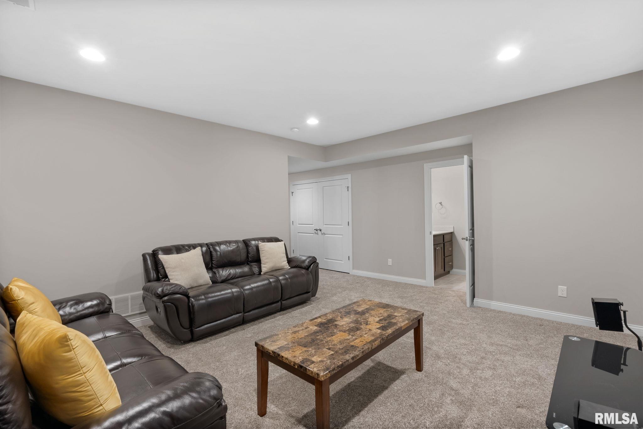 4434 W Slate Creek Drive, Bettendorf, Iowa image 23
