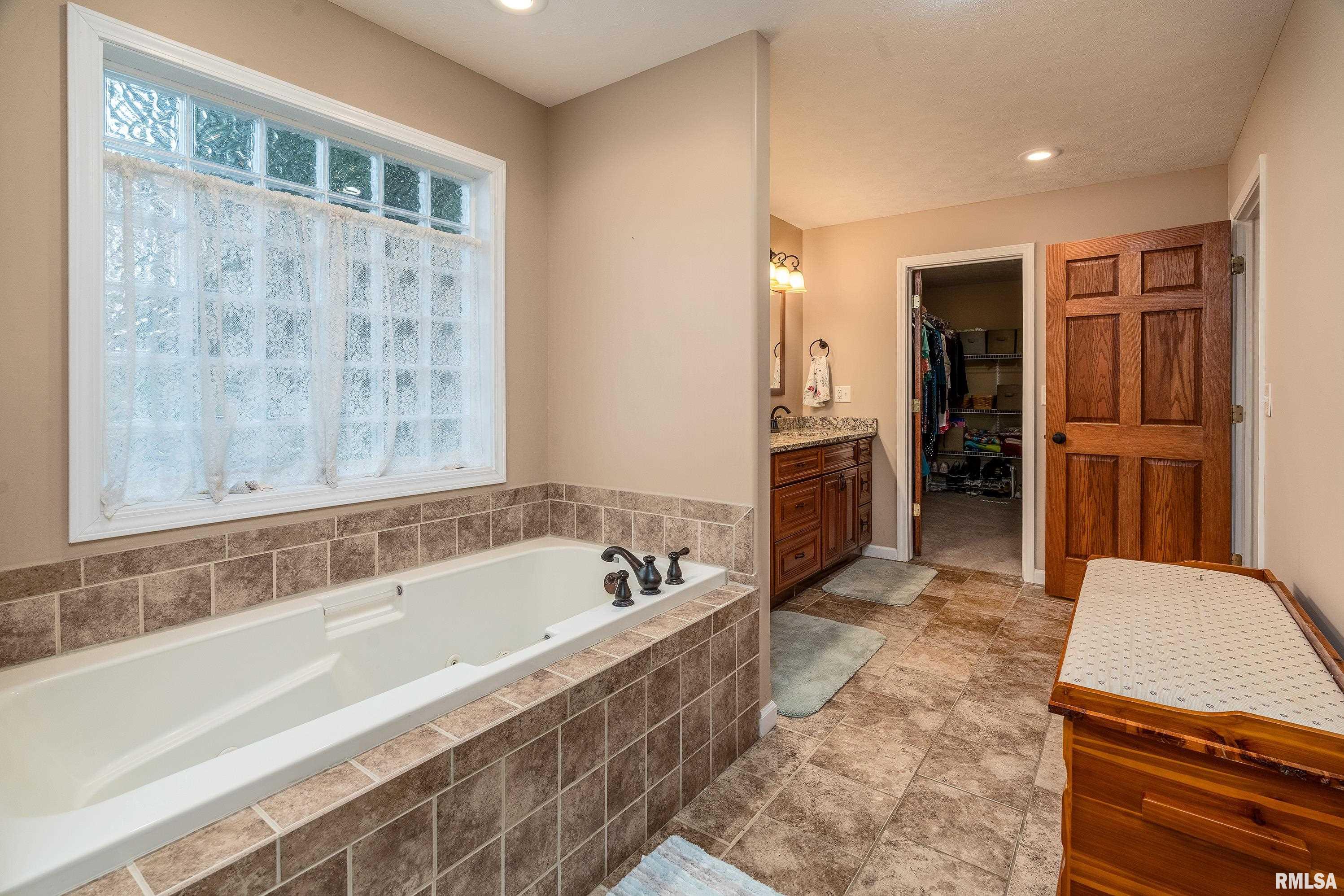 5963 Lakeview Drive, Carterville, Illinois image 18