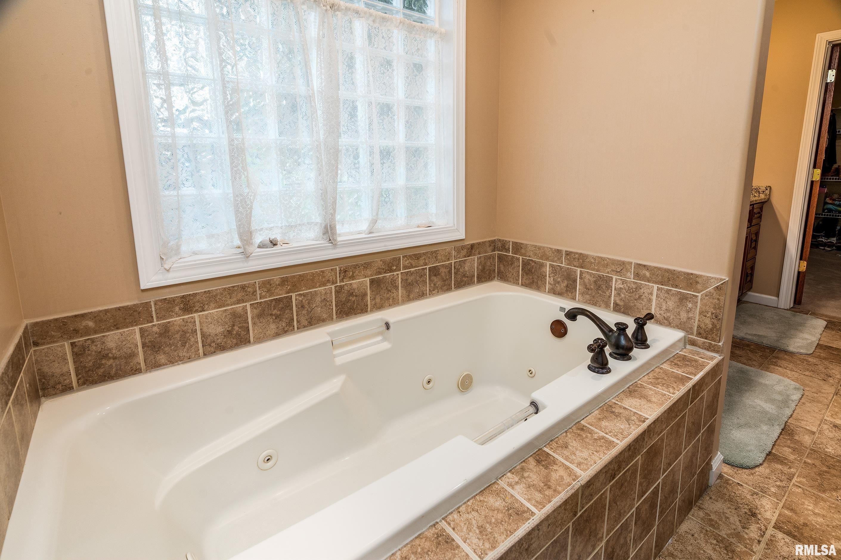 5963 Lakeview Drive, Carterville, Illinois image 19