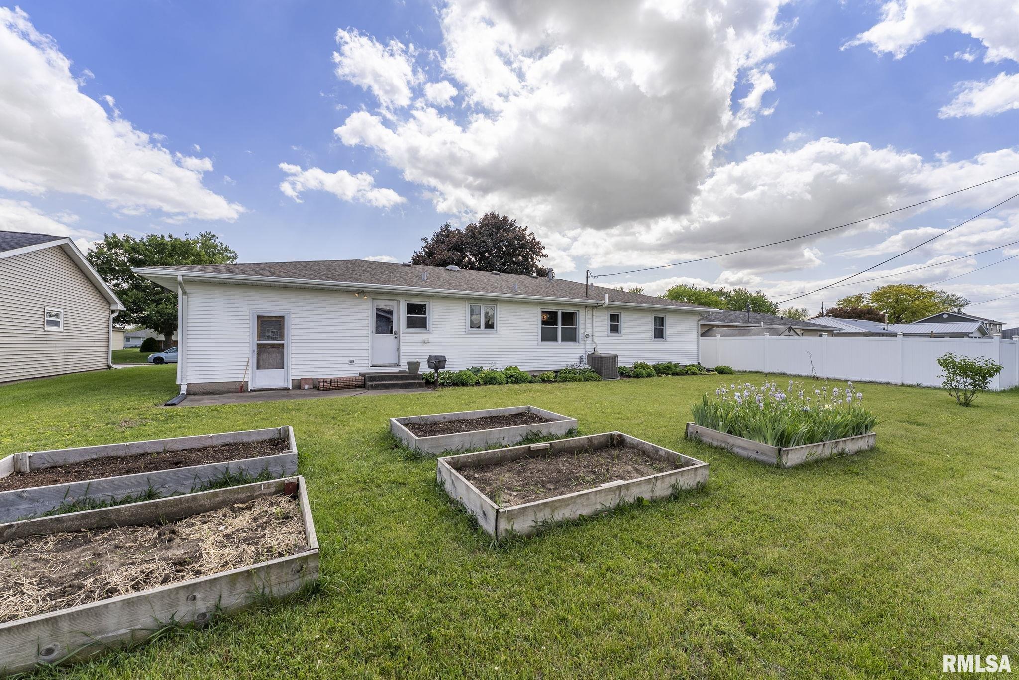 334 W Cedar Lane Drive, Walcott, Iowa image 25