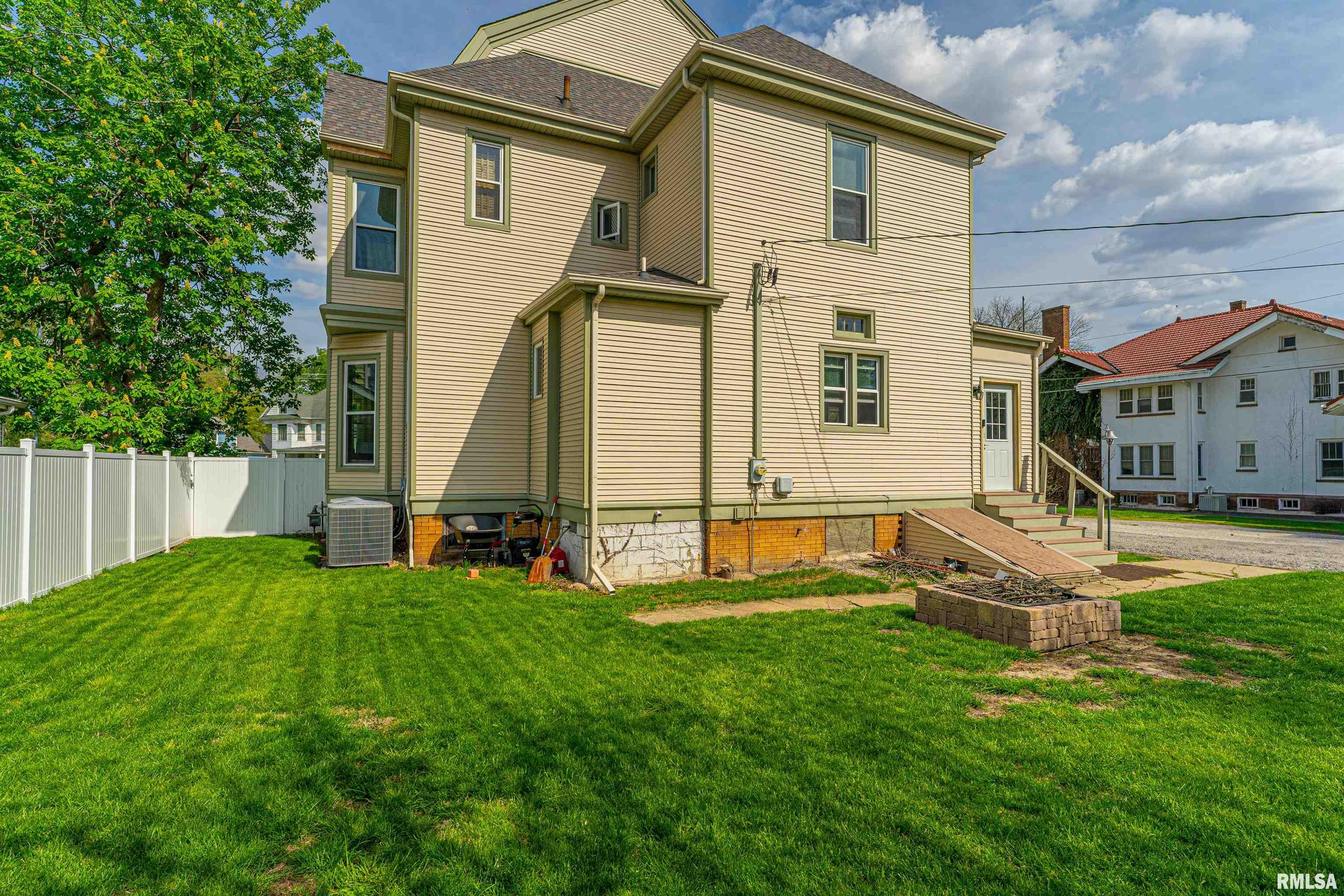 221 N Union Street, Lincoln, Illinois image 48