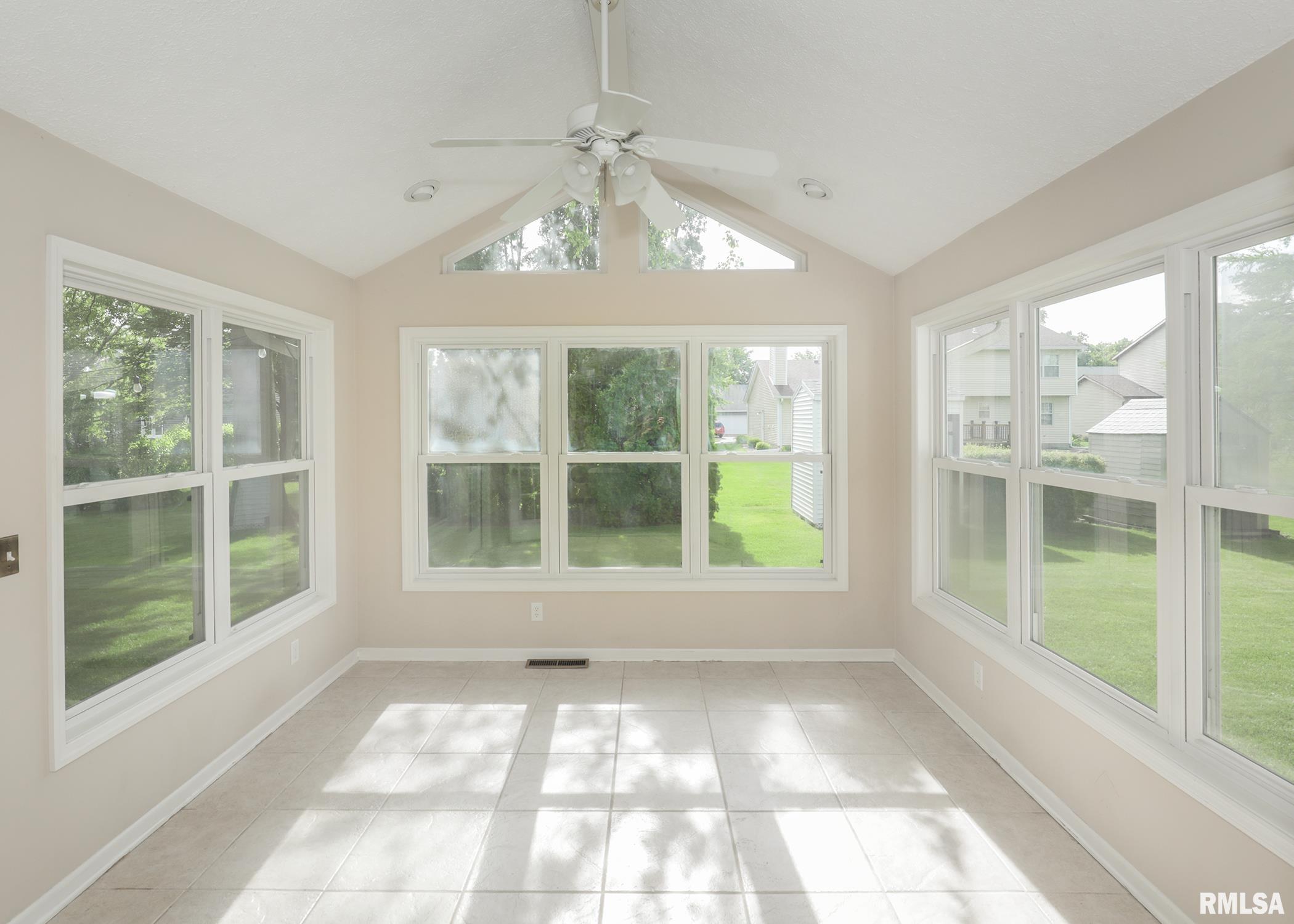4760 Apple Valley Drive, Bettendorf, Iowa image 4