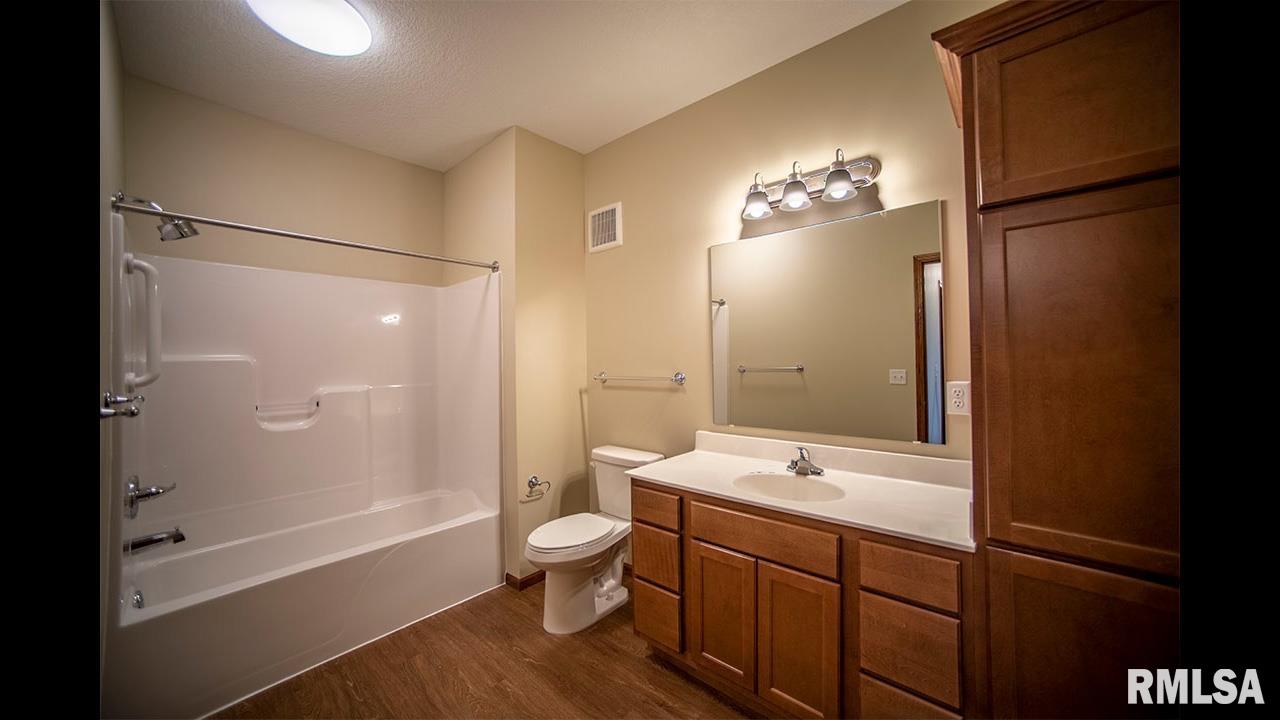 2592 Middle Road #319, Bettendorf, Iowa image 9