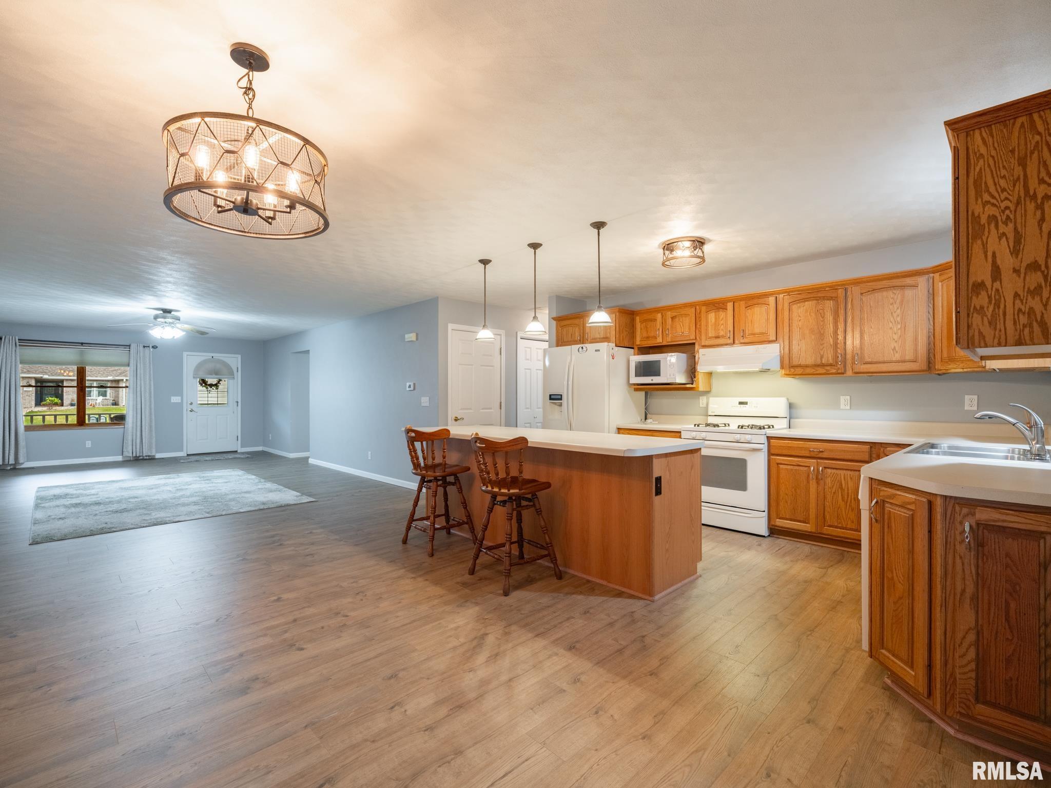 1909 Dane Kelsey Drive, Pekin, Illinois image 4