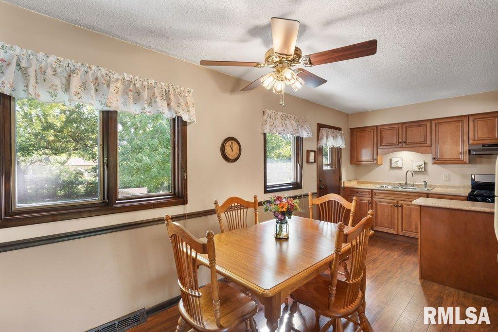 3381 Sunny Hill Drive, Bettendorf, Iowa image 13