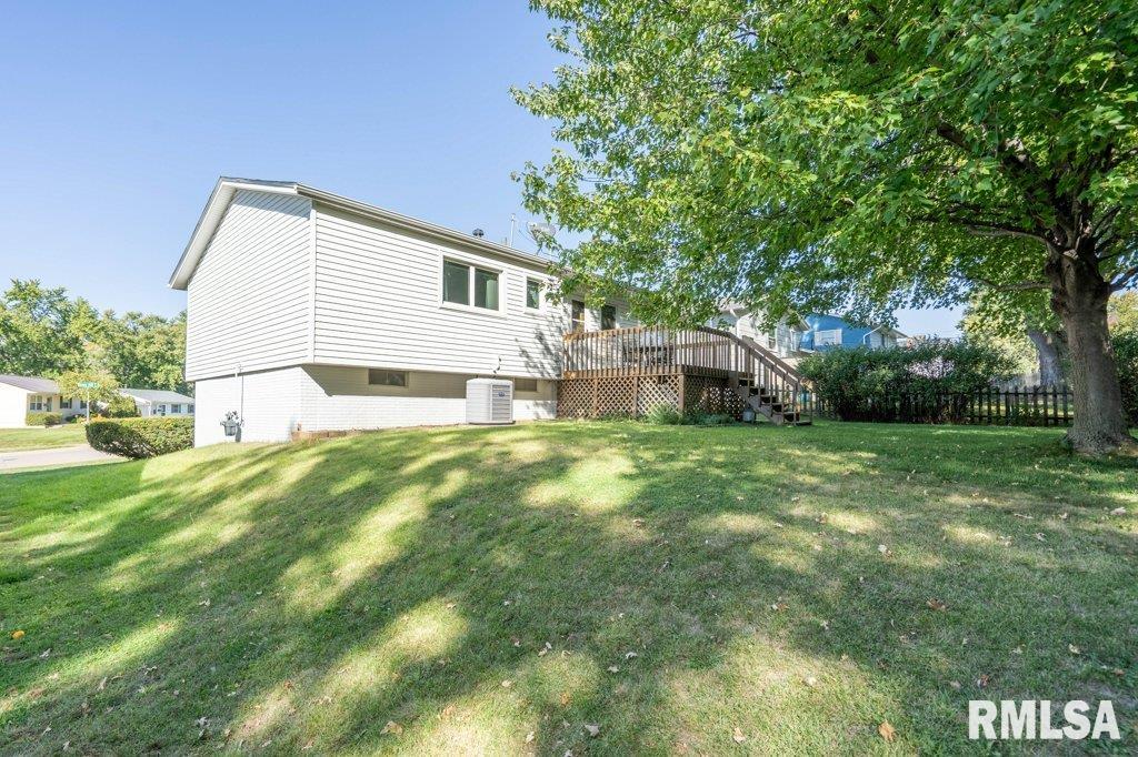 3381 Sunny Hill Drive, Bettendorf, Iowa image 33