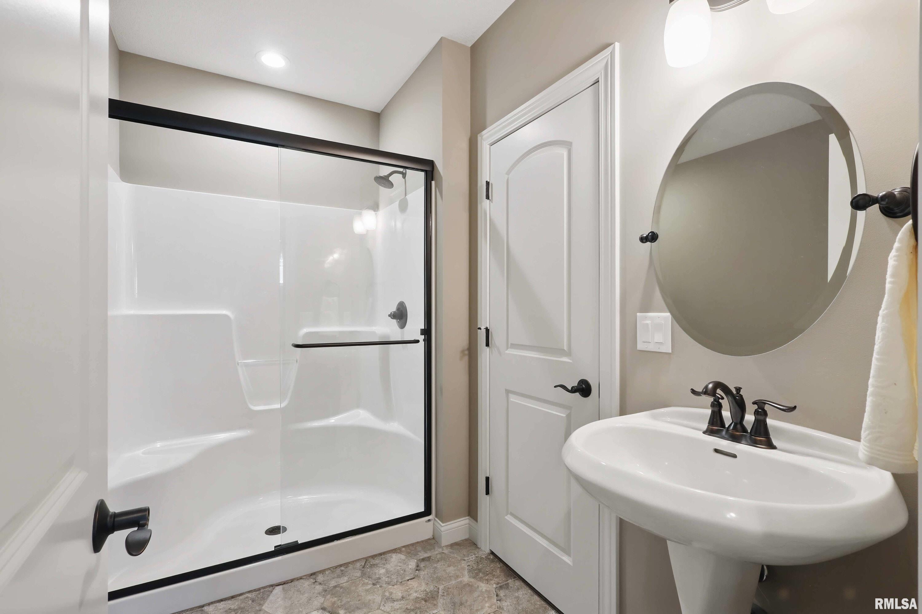 5106 N Richmond Circle, Bettendorf, Iowa image 31