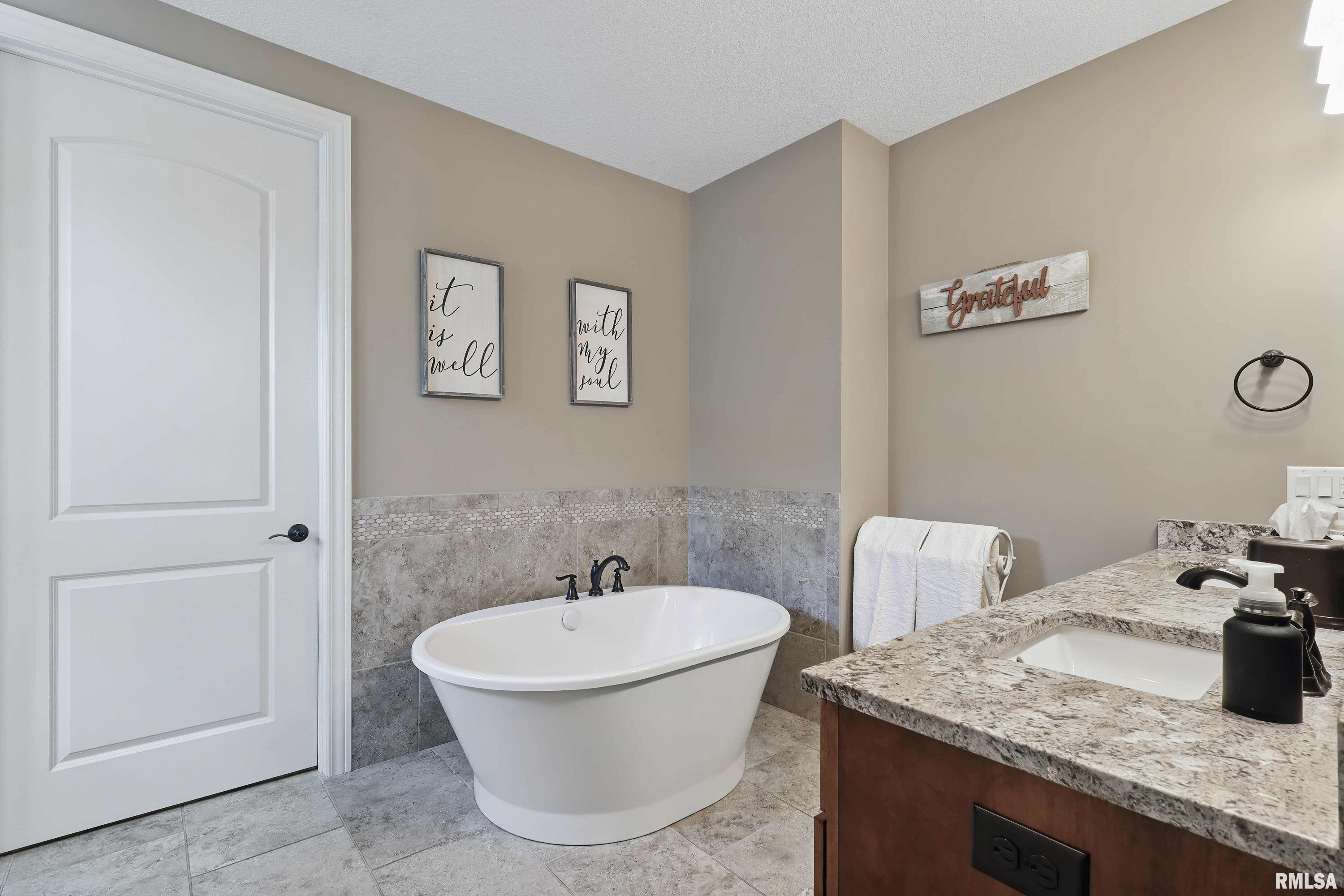 5106 N Richmond Circle, Bettendorf, Iowa image 20