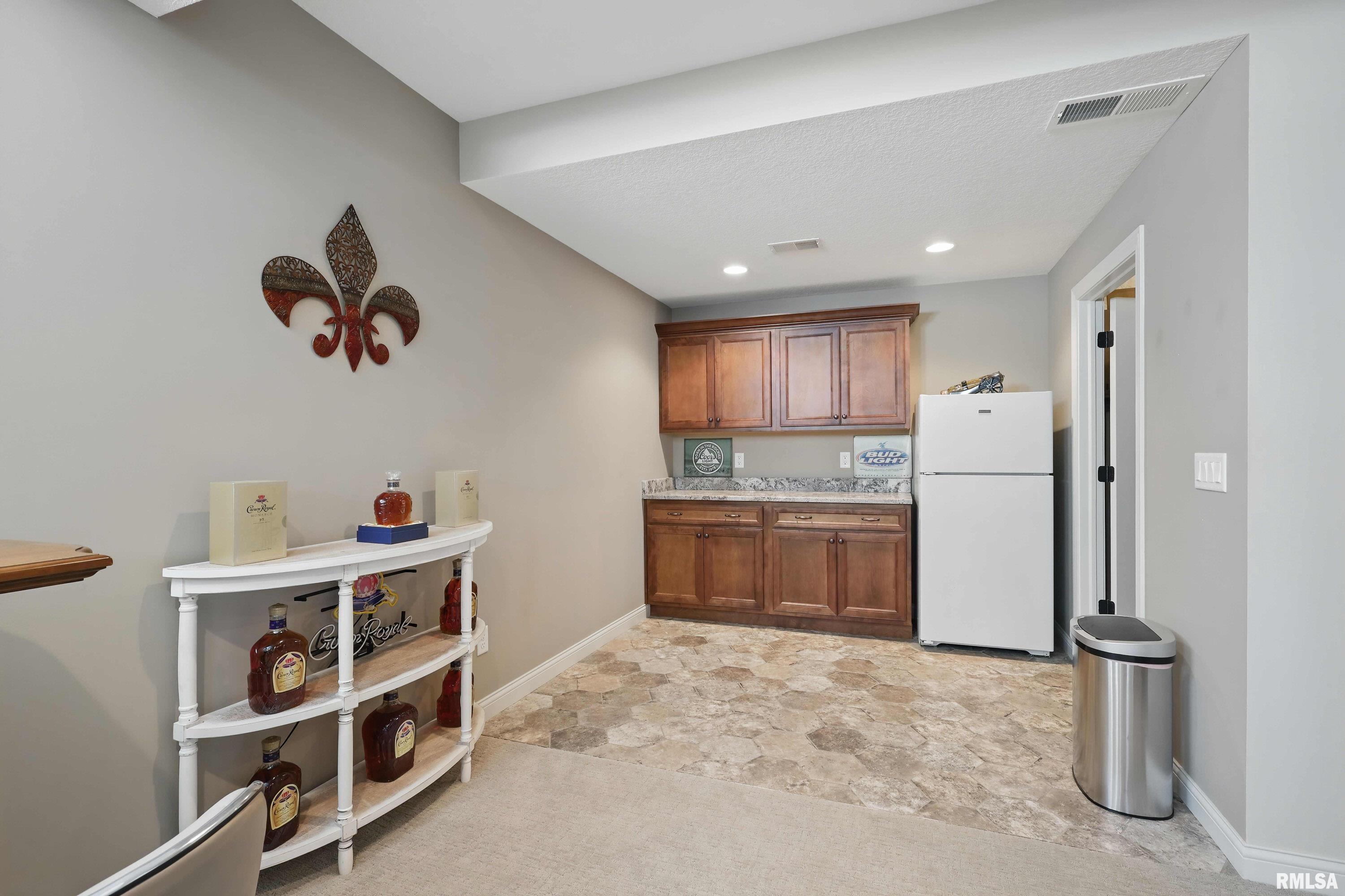 5106 N Richmond Circle, Bettendorf, Iowa image 25