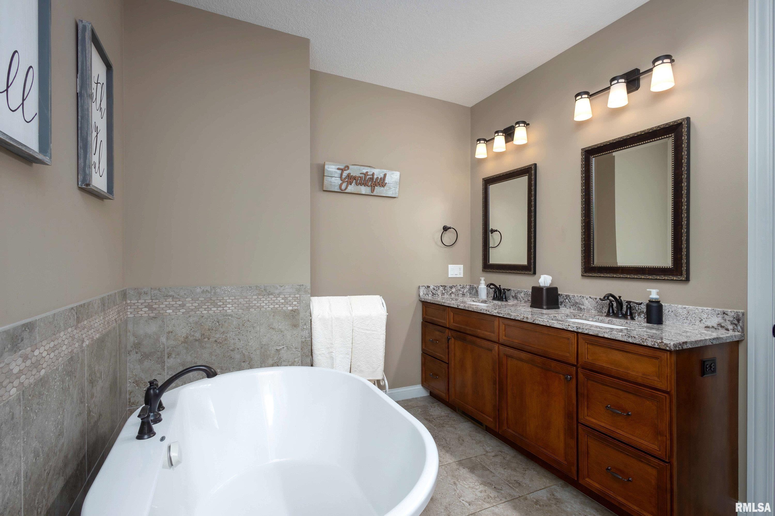 5106 N Richmond Circle, Bettendorf, Iowa image 22