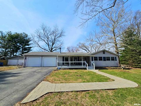 Homes For Sale - 1623 Village Green Road<br/> Petersburg, IL 62675