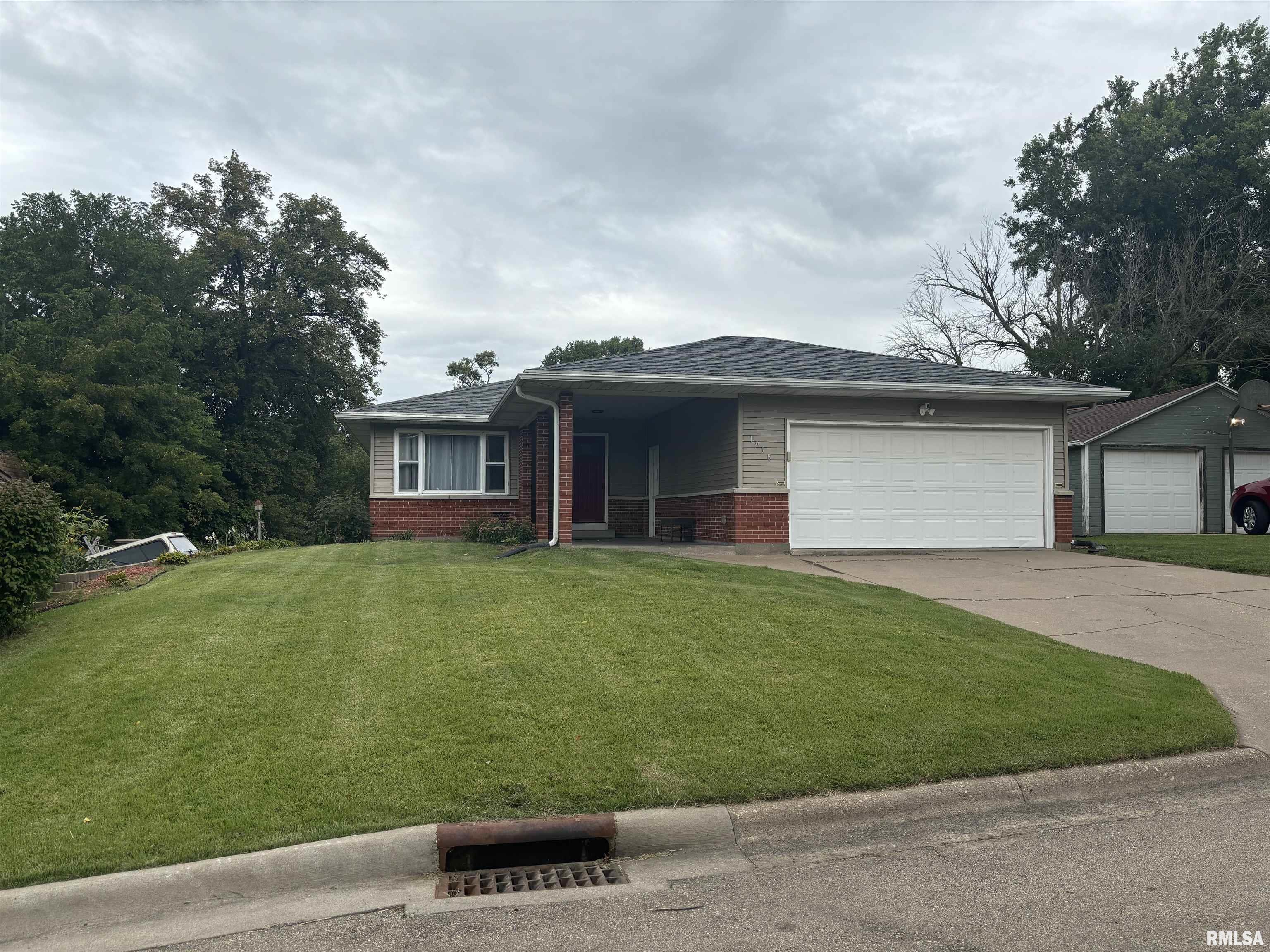 1958 Glendale Road, Clinton, Iowa image 1