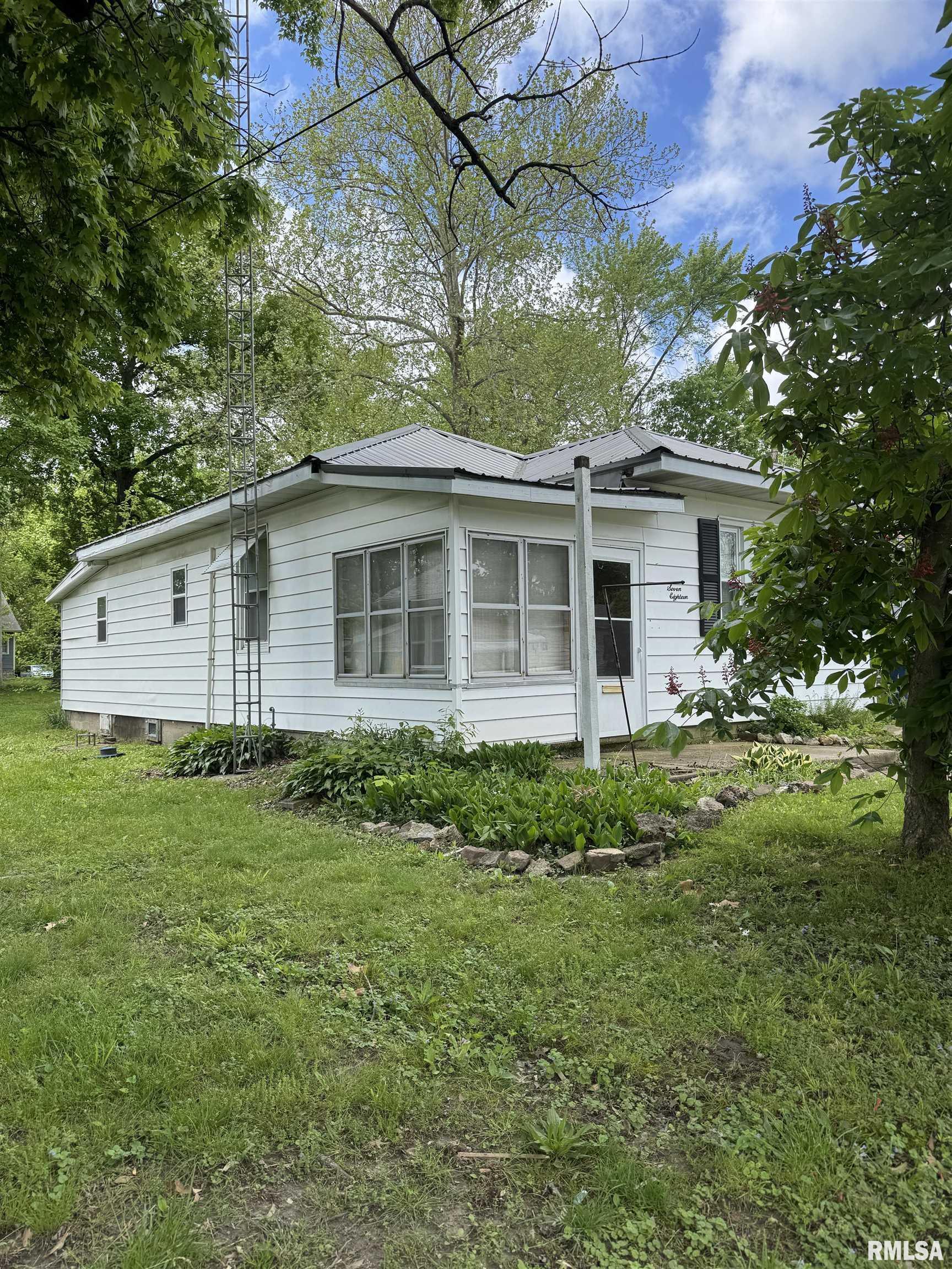 718 E Burkett Street, Benton, Illinois image 1