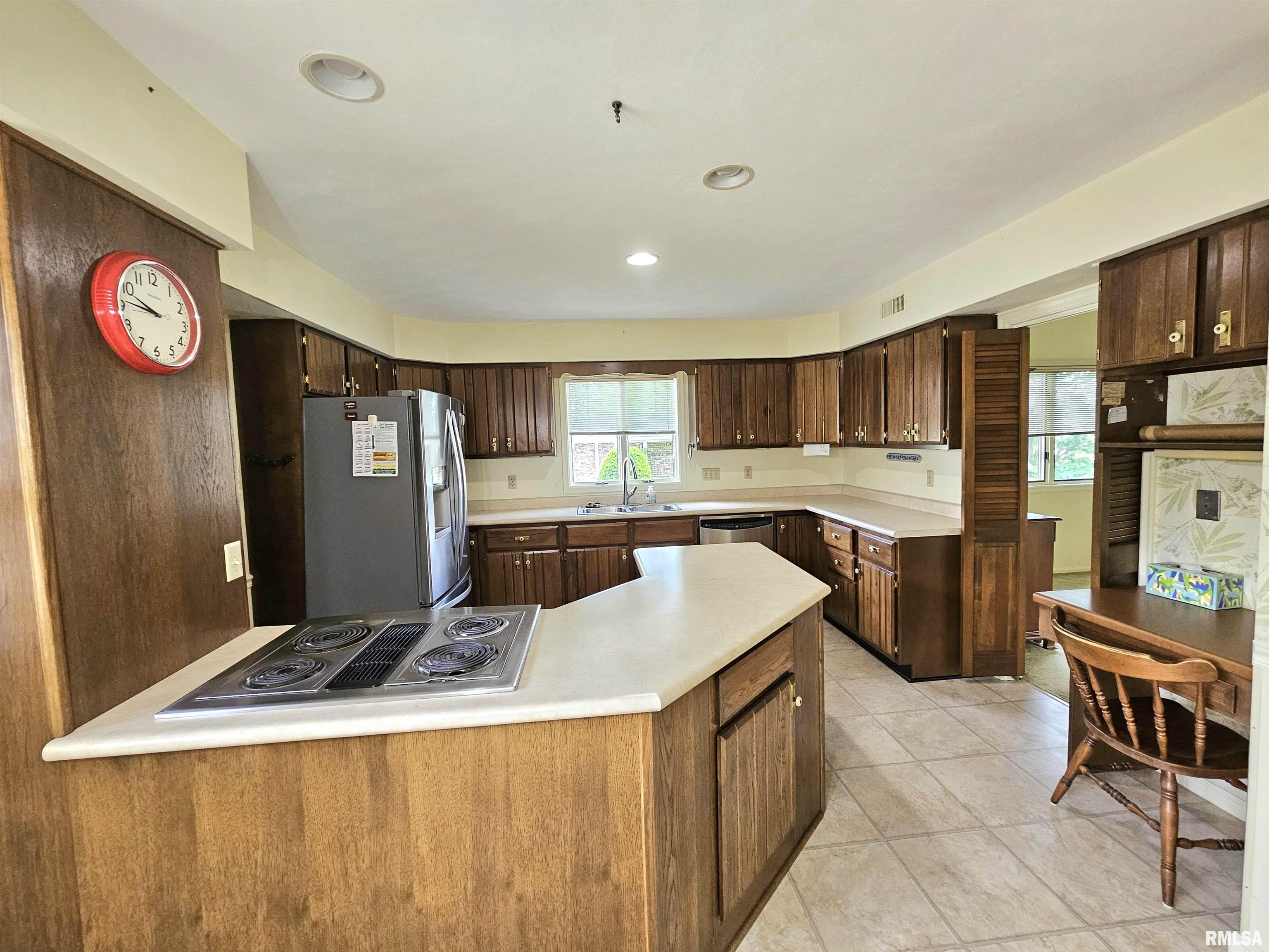 2120 Fareway Drive, Muscatine, Iowa image 4