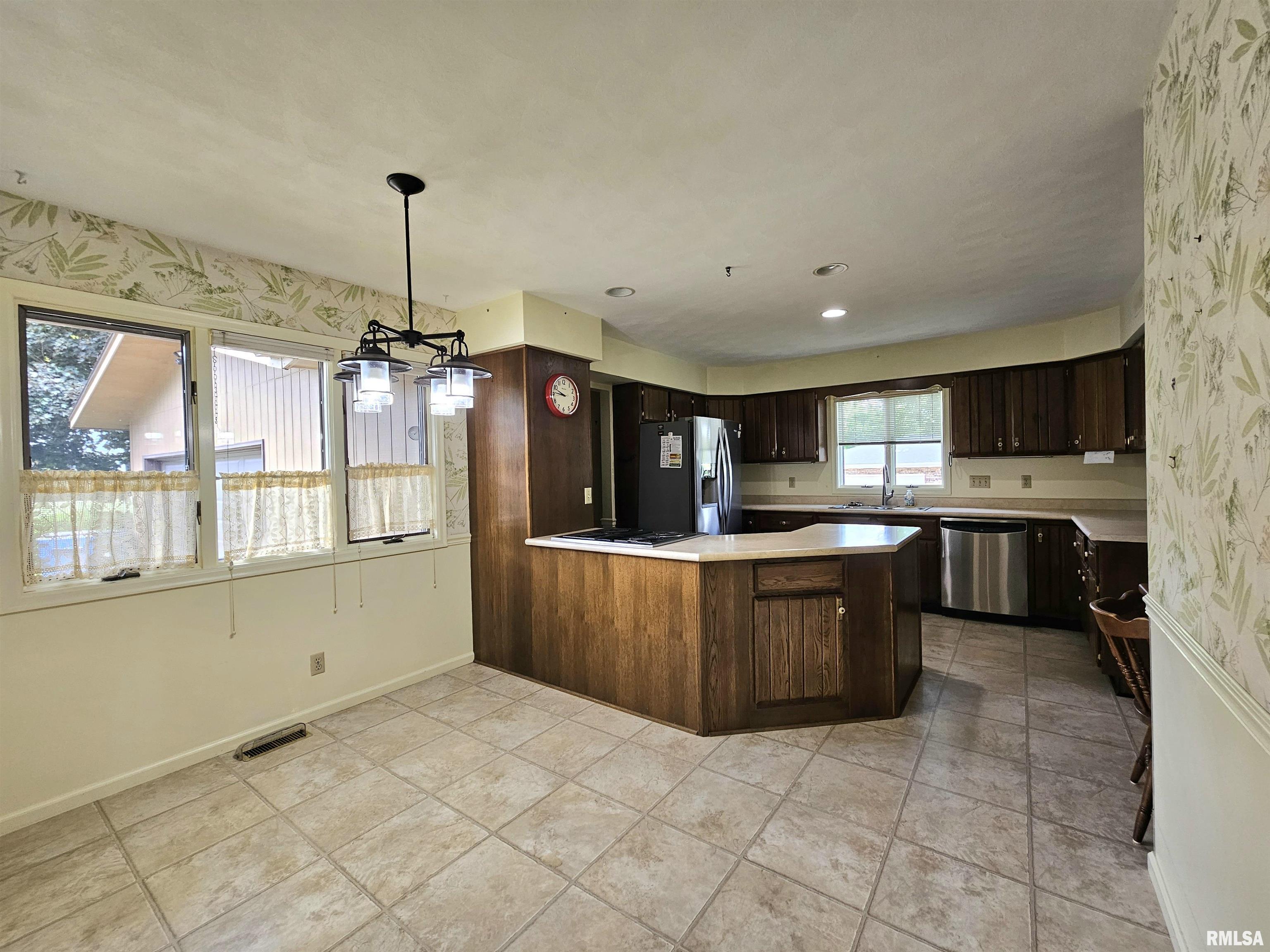 2120 Fareway Drive, Muscatine, Iowa image 3