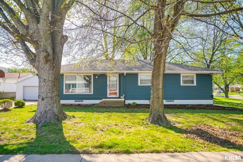 Homes For Sale - 225 N Stewart Street<br/> Tazewell County, Creve Coeur, IL 61610