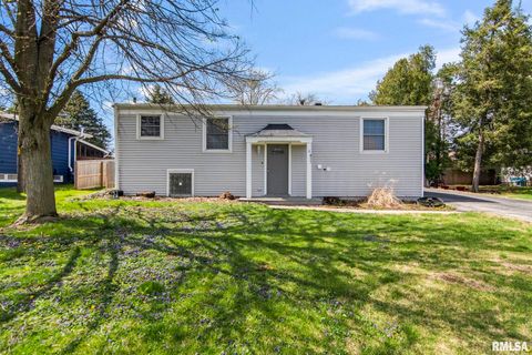 Photo of 811 Finley Street, Jacksonville, IL 62650 (MLS # CA1042840)