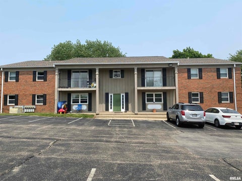 Apartment For Rent - 1926 Canterbury Drive #6<br/> Washington, IL 61571