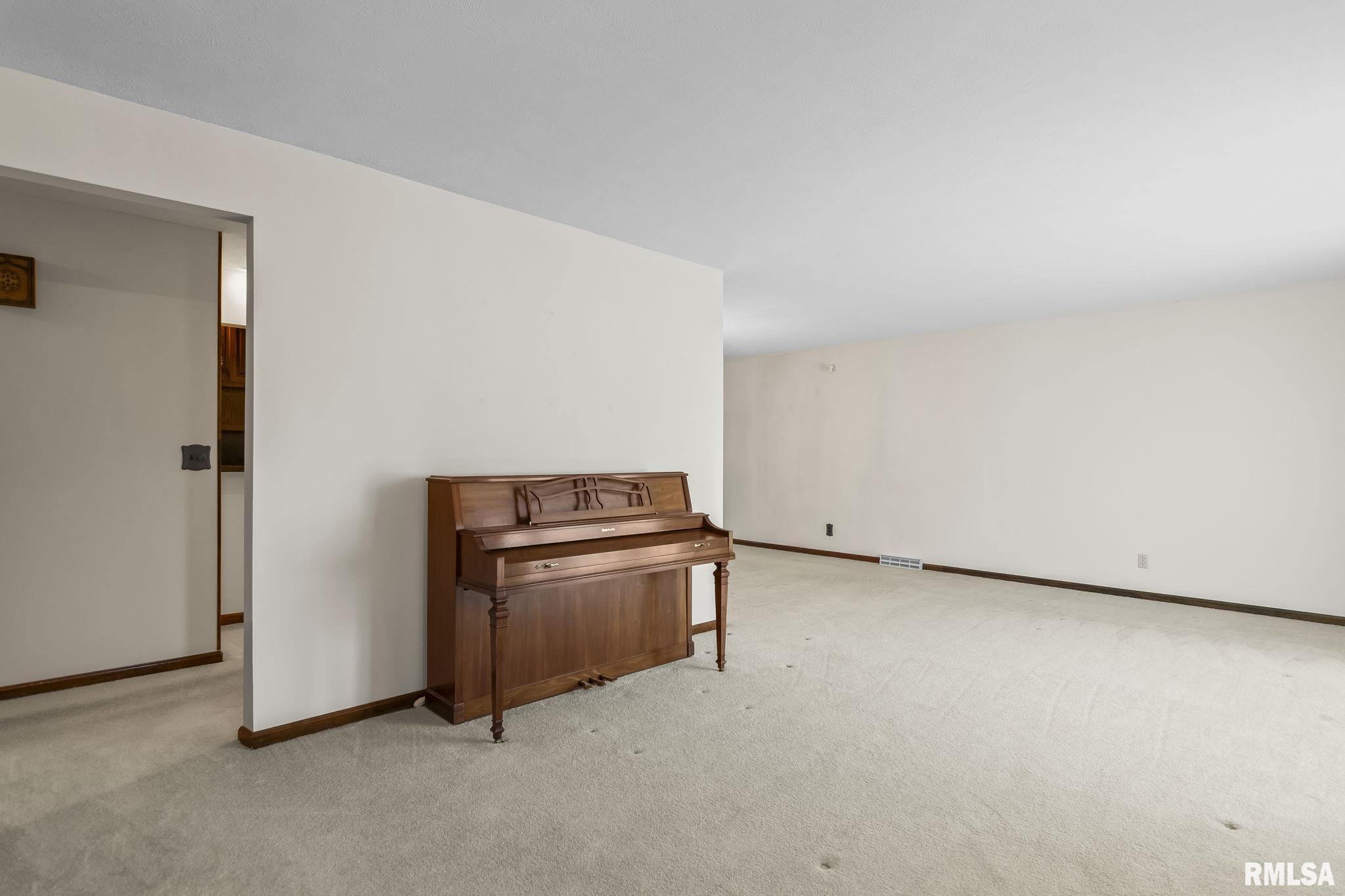 143 Laconwood Drive, Springfield, Illinois image 6