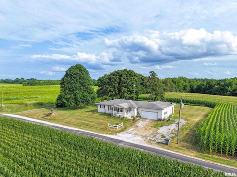 Homes For Sale - 10975 Colbrook Road<br/> Macoupin County, Carlinville, IL 62626