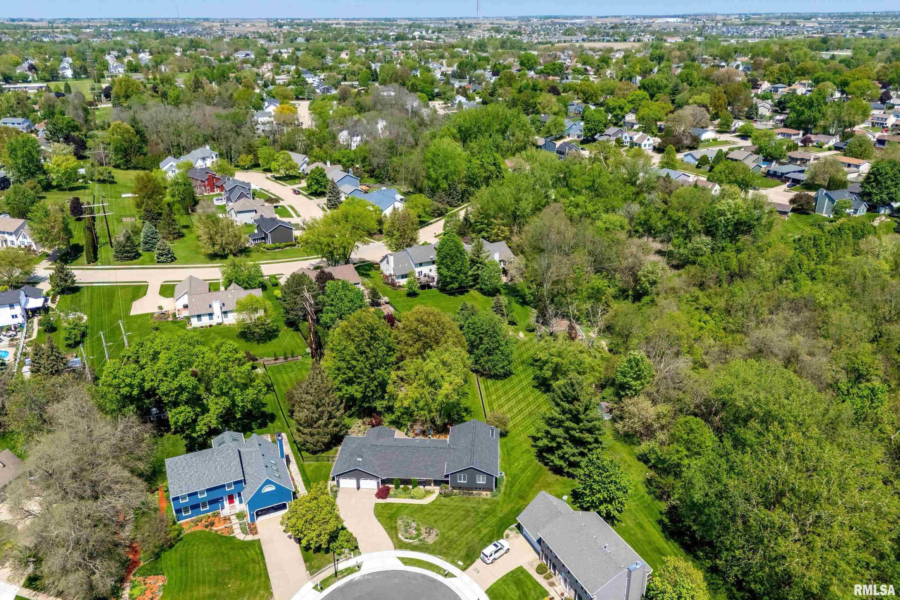 4105 Apple Valley Drive, Bettendorf, Iowa image 2