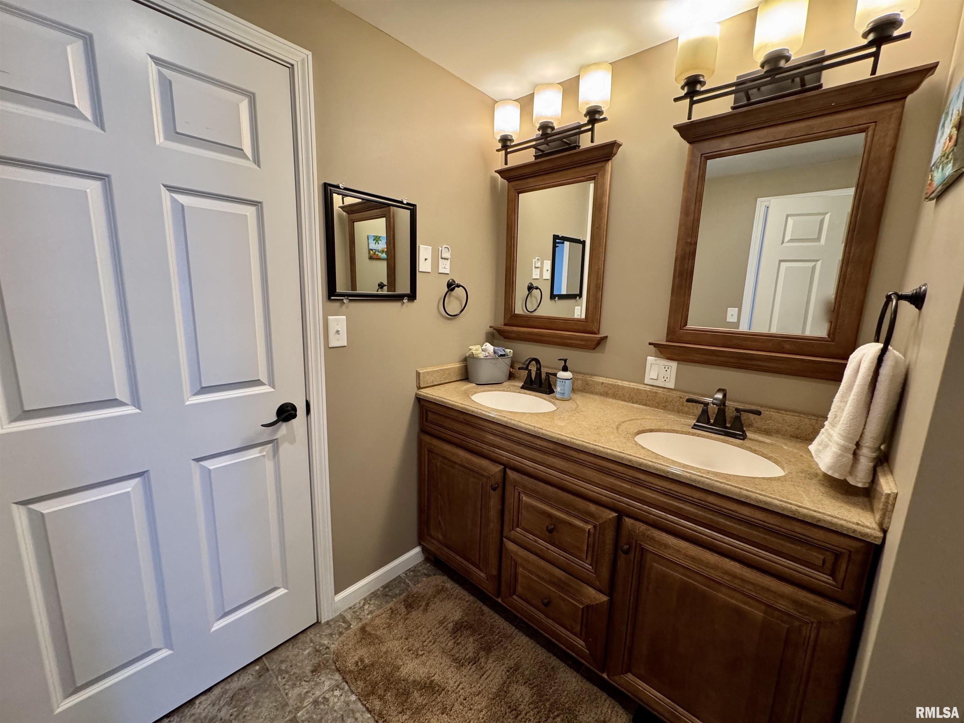 1121 Hawthorn Ridge, Macomb, Illinois image 32