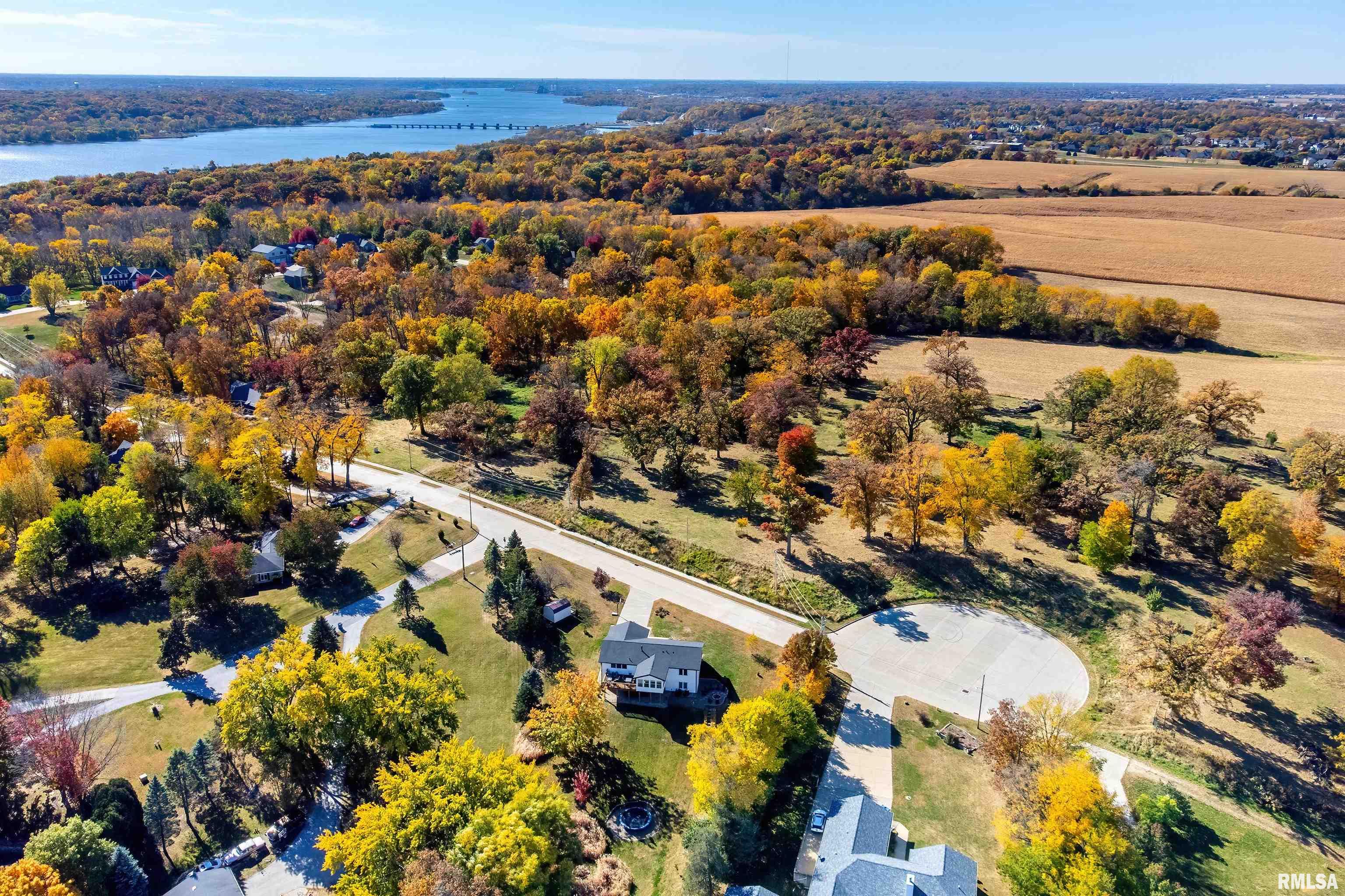 656 Sycamore Drive, Le Claire, Iowa image 8