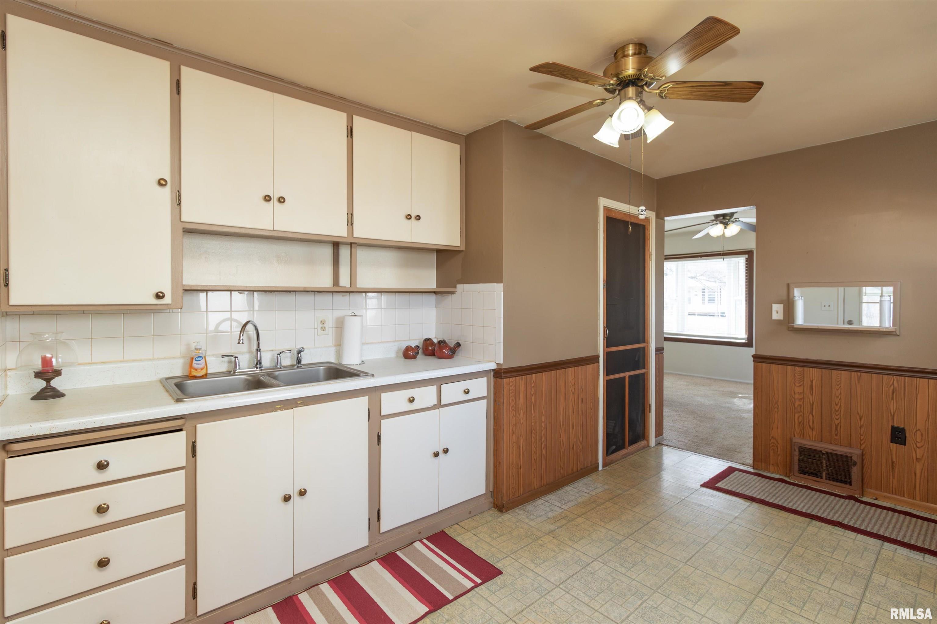 302 Sherwood Drive, Pekin, Illinois image 16