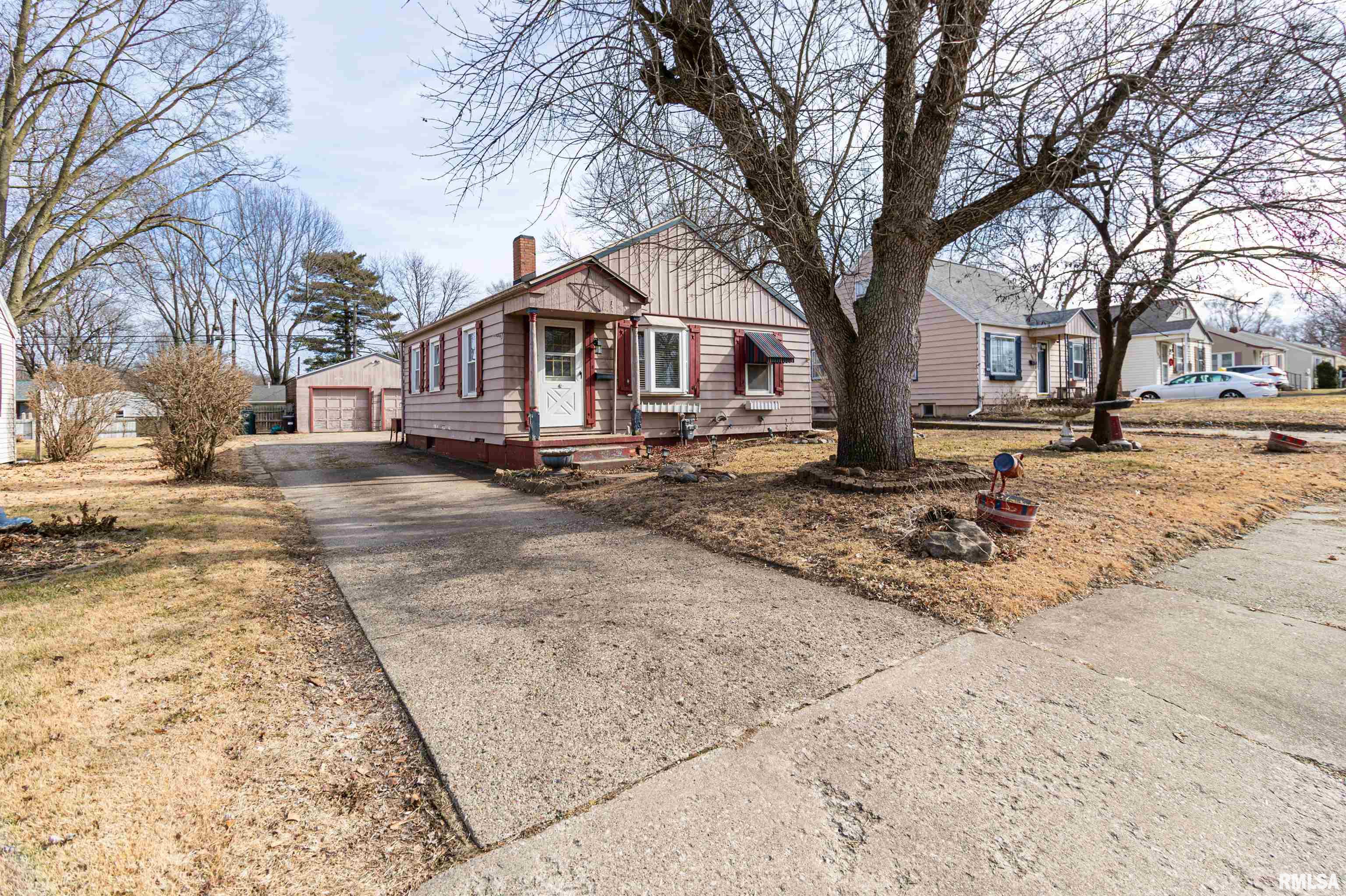 302 Sherwood Drive, Pekin, Illinois image 2