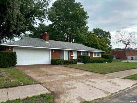 Homes For Sale - 9 Pioneer Court<br/> Tazewell County, Pekin, IL 61554