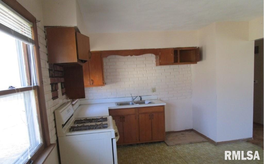 2220 W 35th Street, Davenport, Iowa image 6