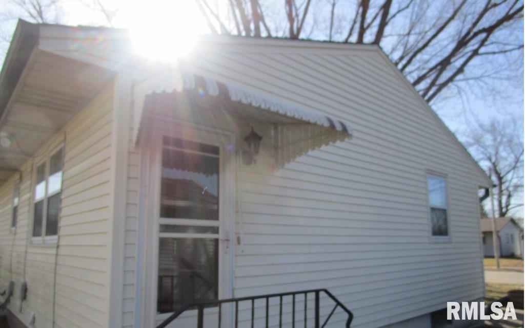 2220 W 35th Street, Davenport, Iowa image 3