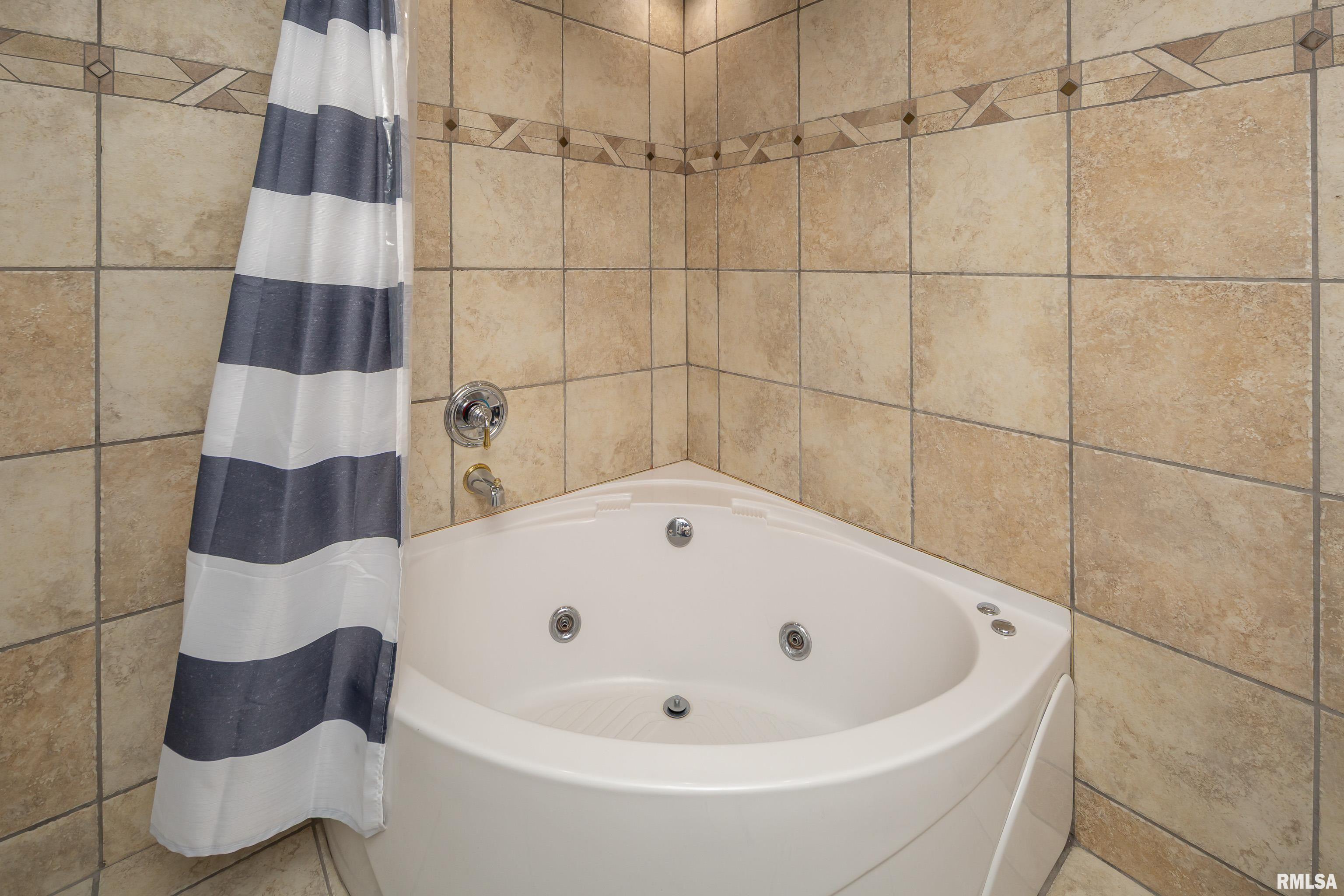 4056 Prairie Lane, Bettendorf, Iowa image 32