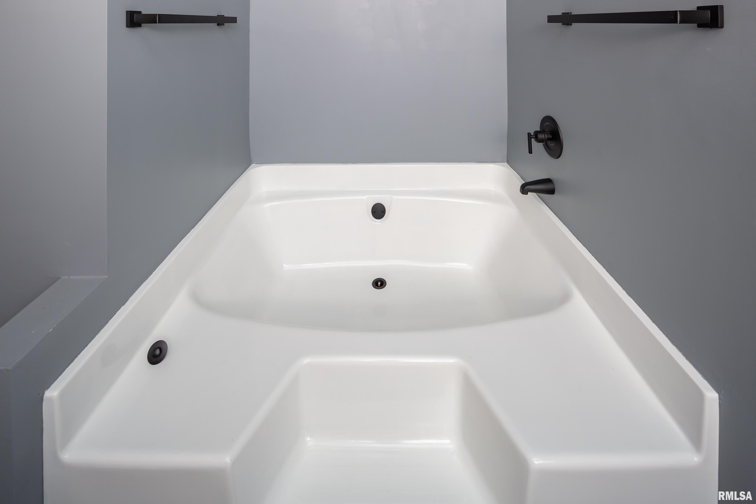 4056 Prairie Lane, Bettendorf, Iowa image 22