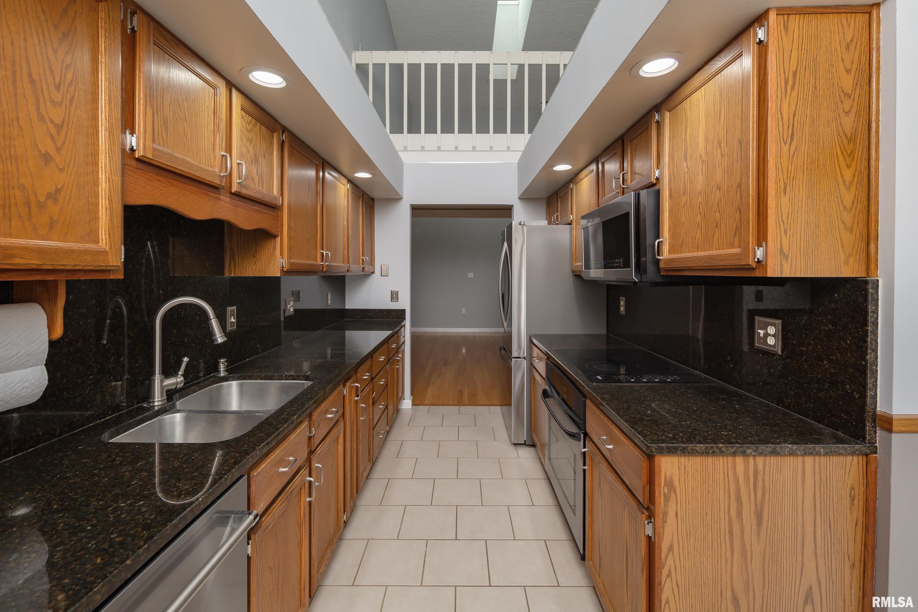 4056 Prairie Lane, Bettendorf, Iowa image 7