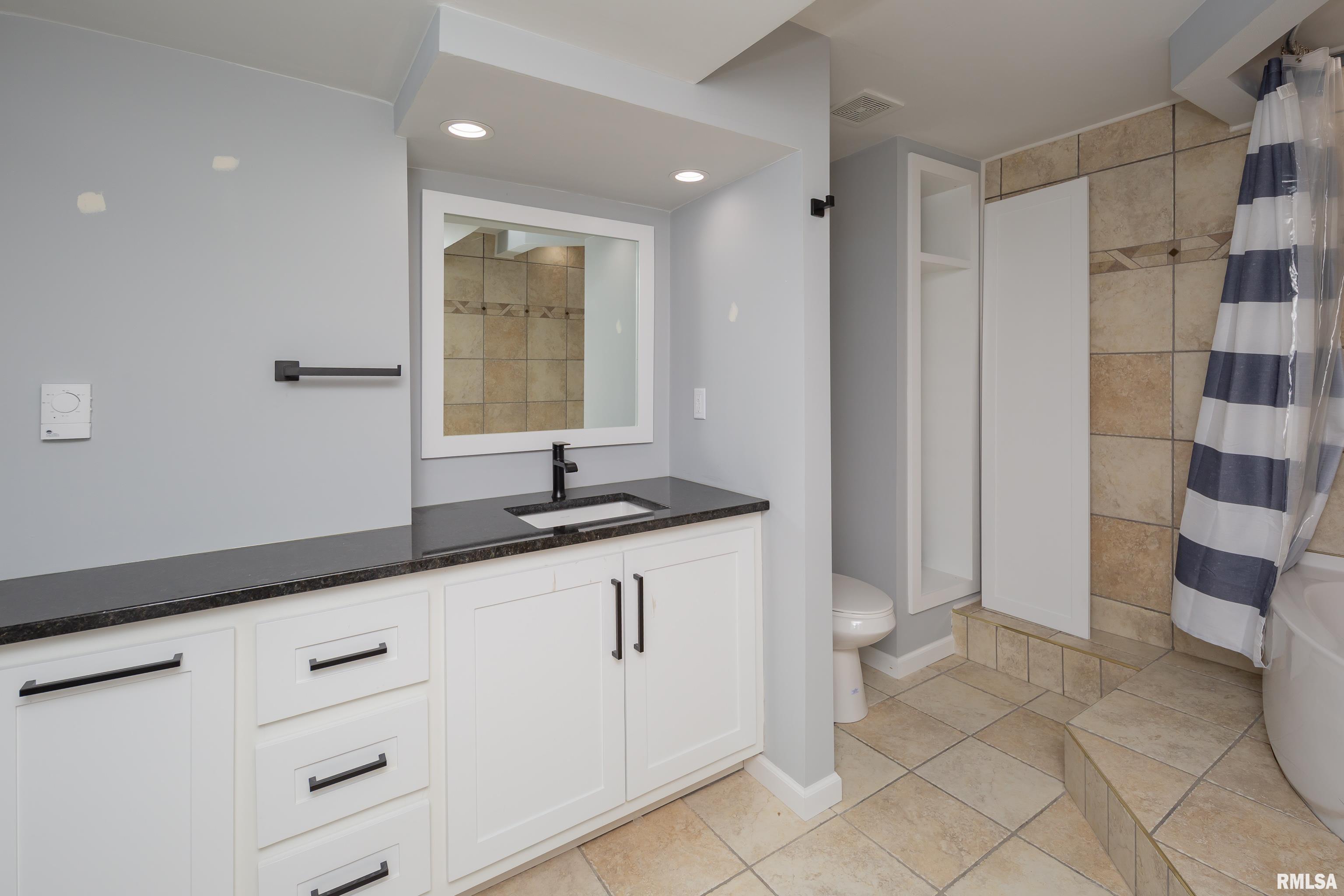 4056 Prairie Lane, Bettendorf, Iowa image 31