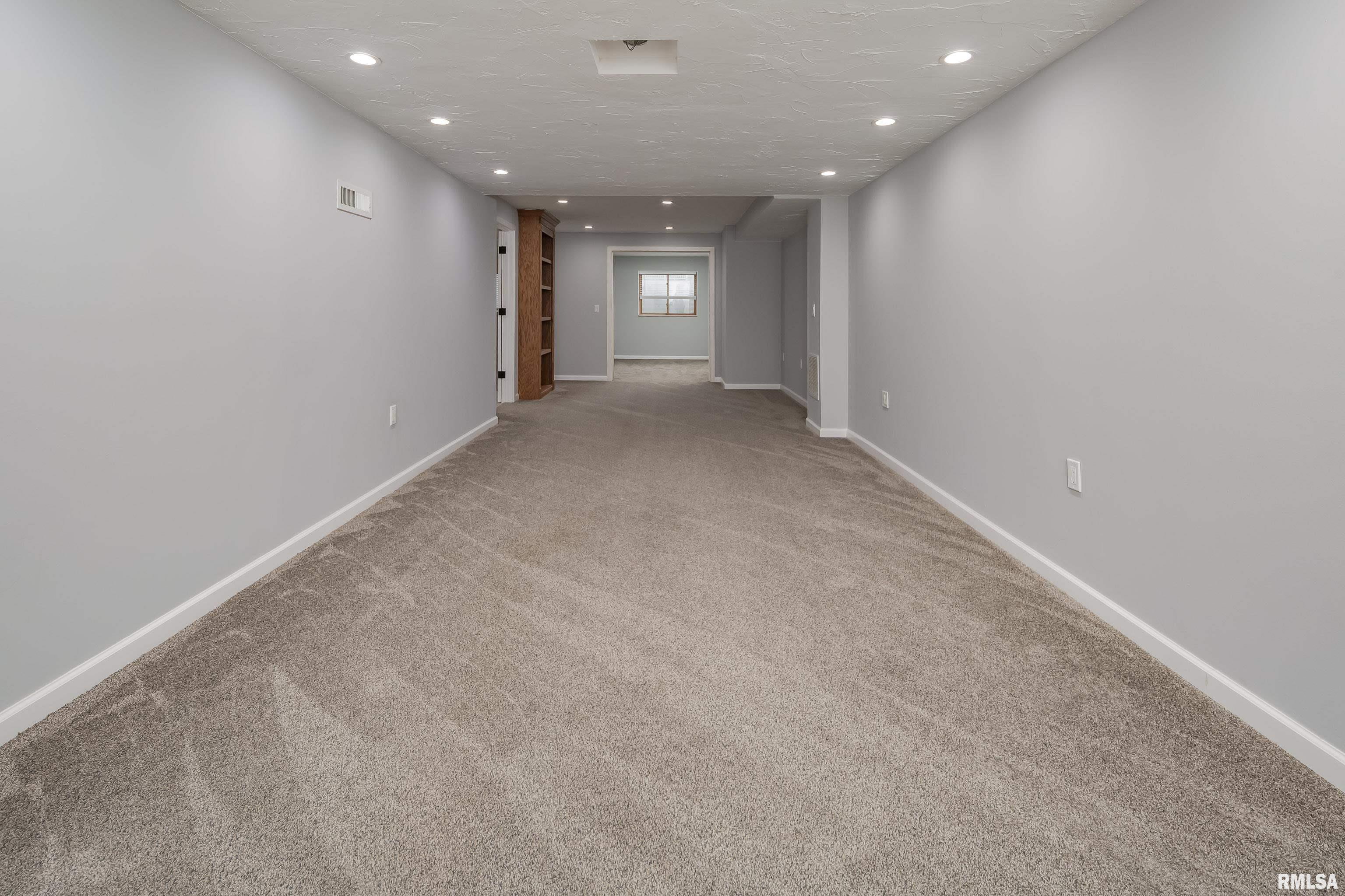 4056 Prairie Lane, Bettendorf, Iowa image 24