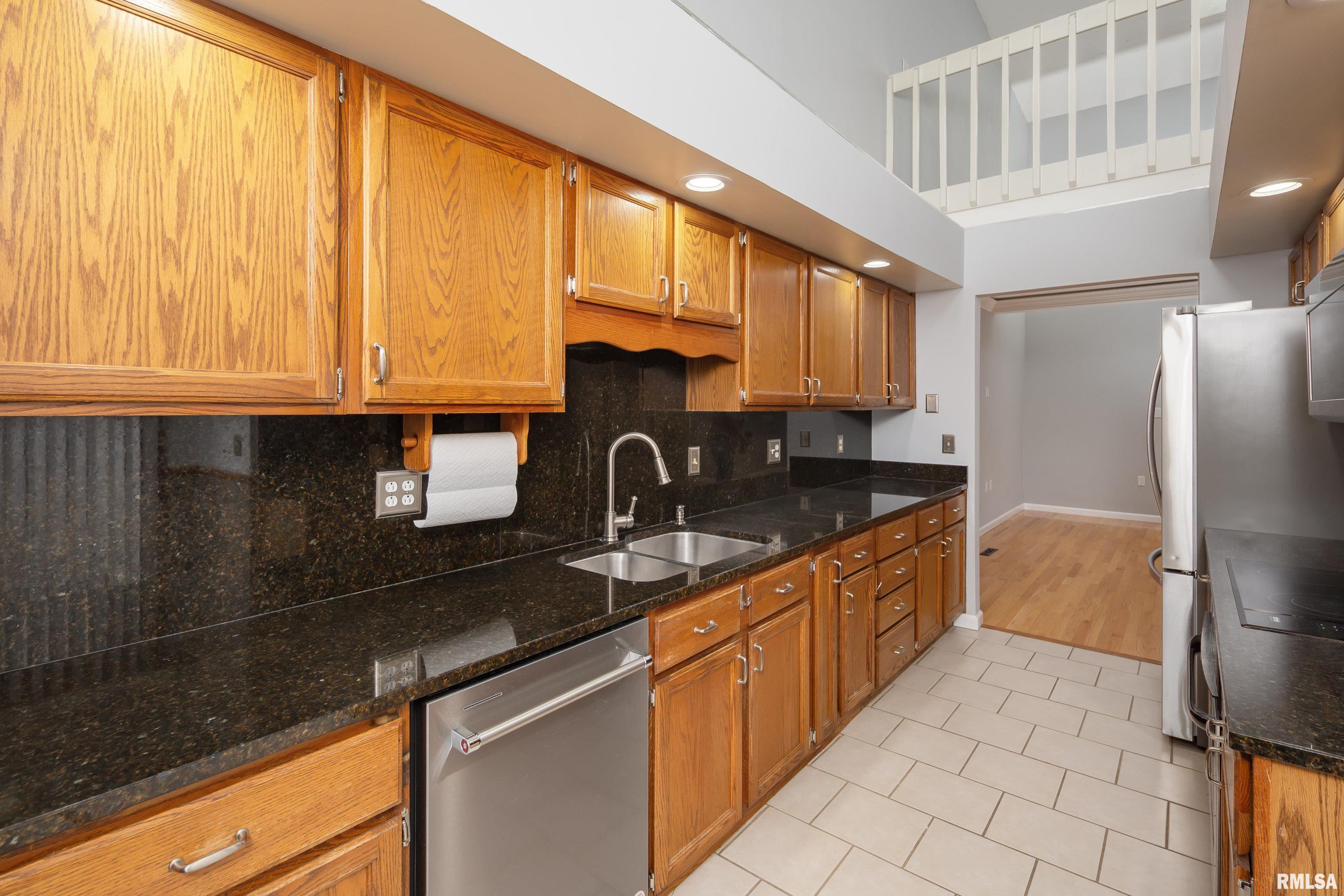4056 Prairie Lane, Bettendorf, Iowa image 8