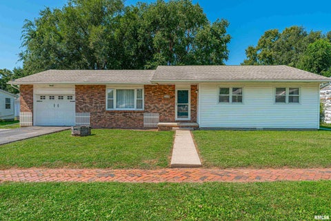 Homes For Sale - 209 N Dauphin Street<br/> Logan County, Chestnut, IL 62518