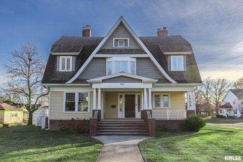 Homes For Sale - 905 E 1st North Street<br/> Carlinville, IL 62626