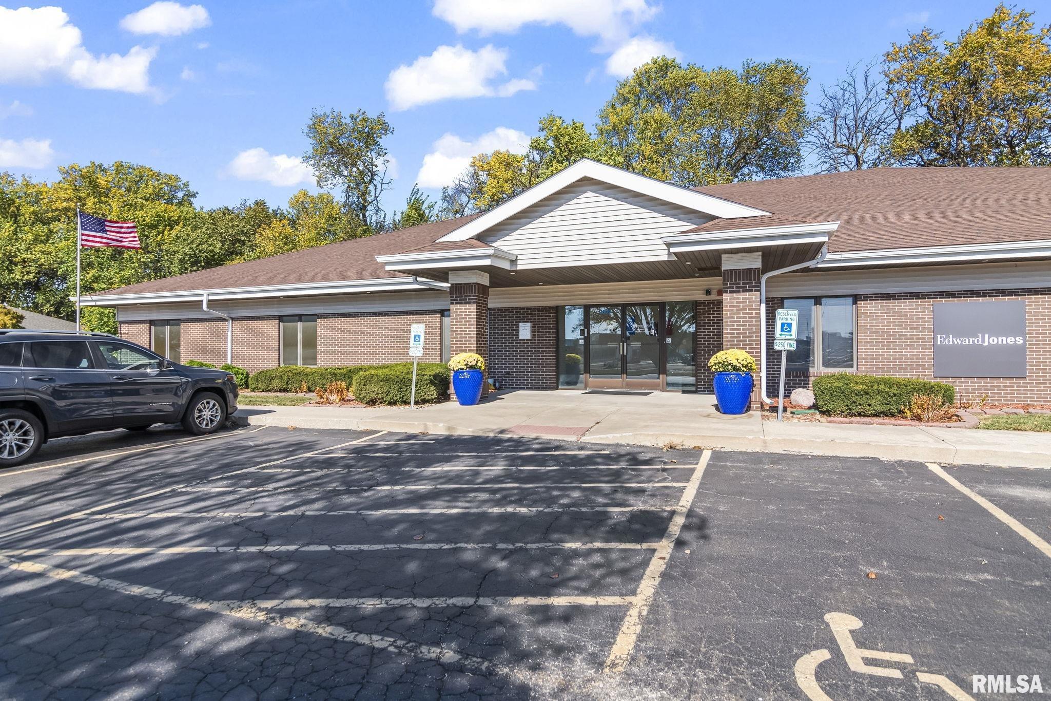Photo 1 of 27 — 2509 W Iles Avenue, Springfield, IL 62704