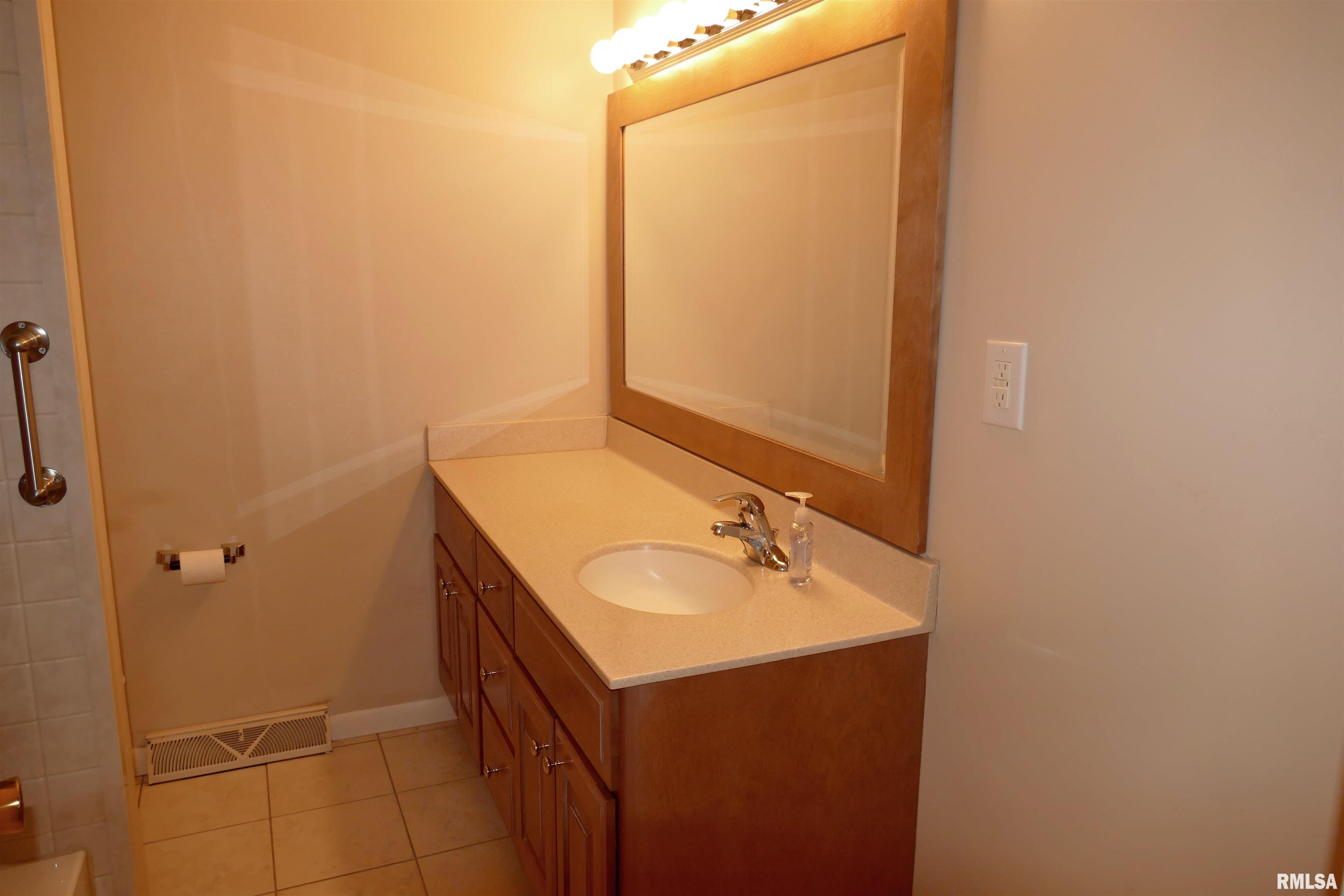 3321 W Birkshire Drive, Peoria, Illinois image 24