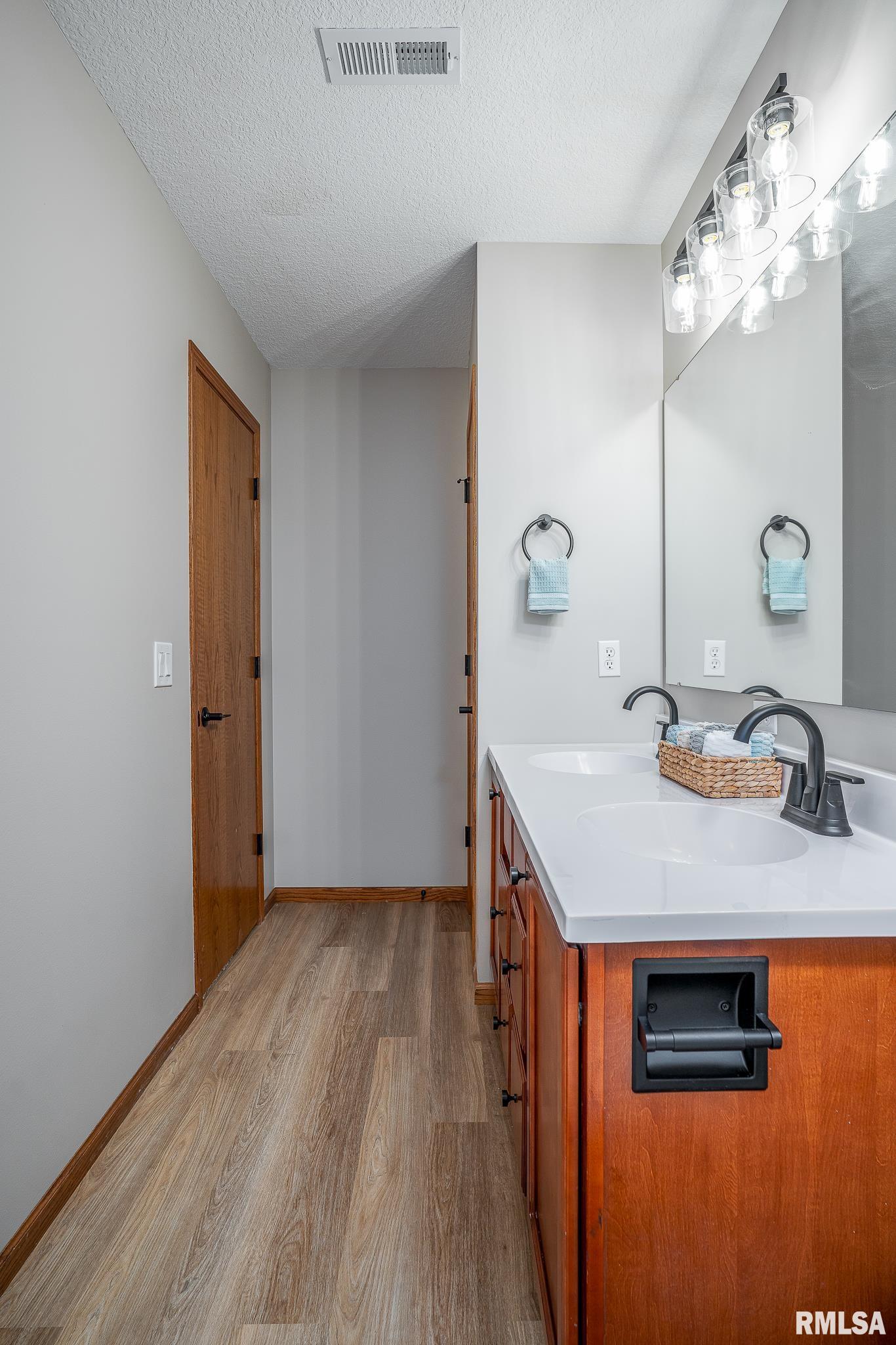 4260 Sapphire Lane, Bettendorf, Iowa image 15