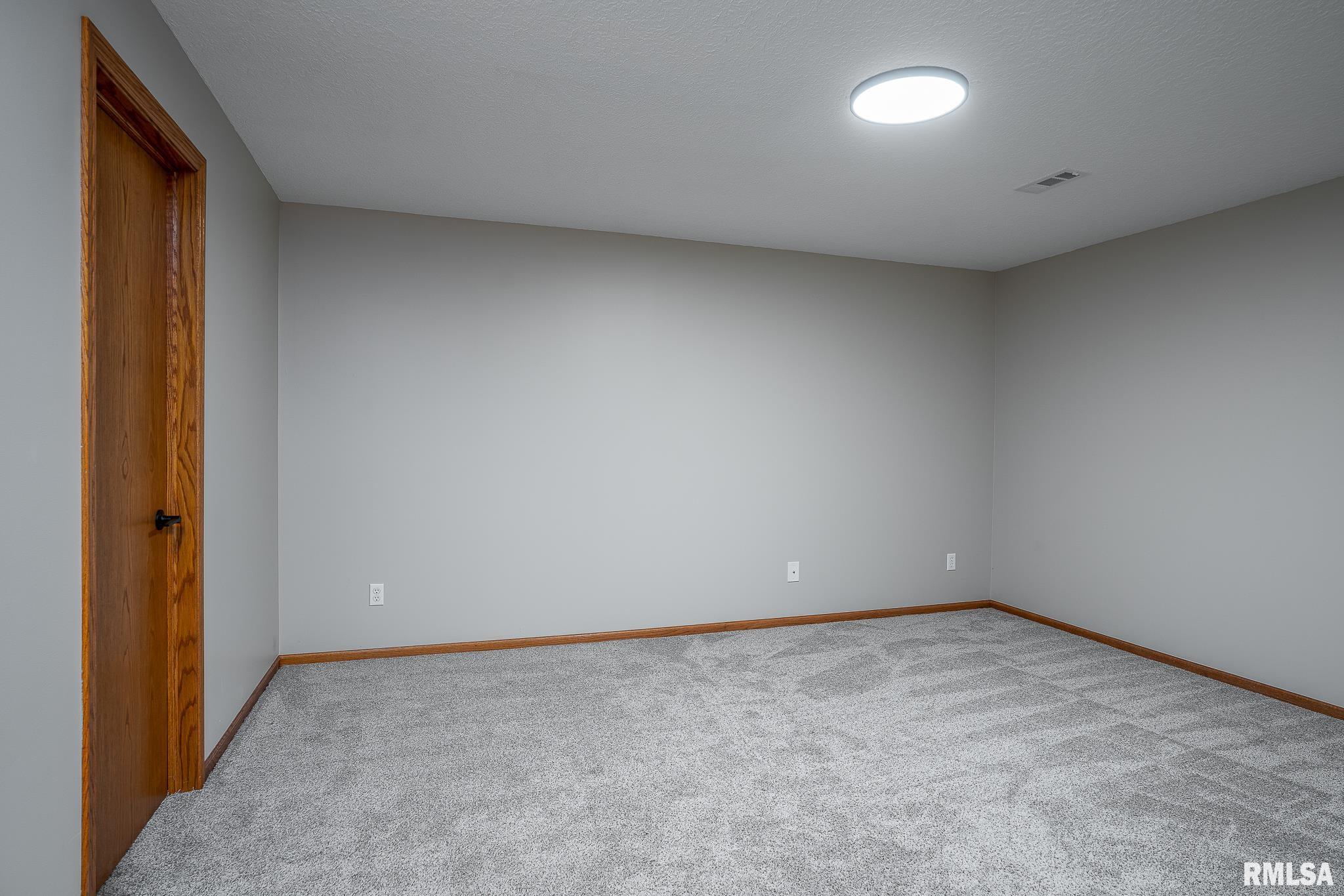 4260 Sapphire Lane, Bettendorf, Iowa image 22