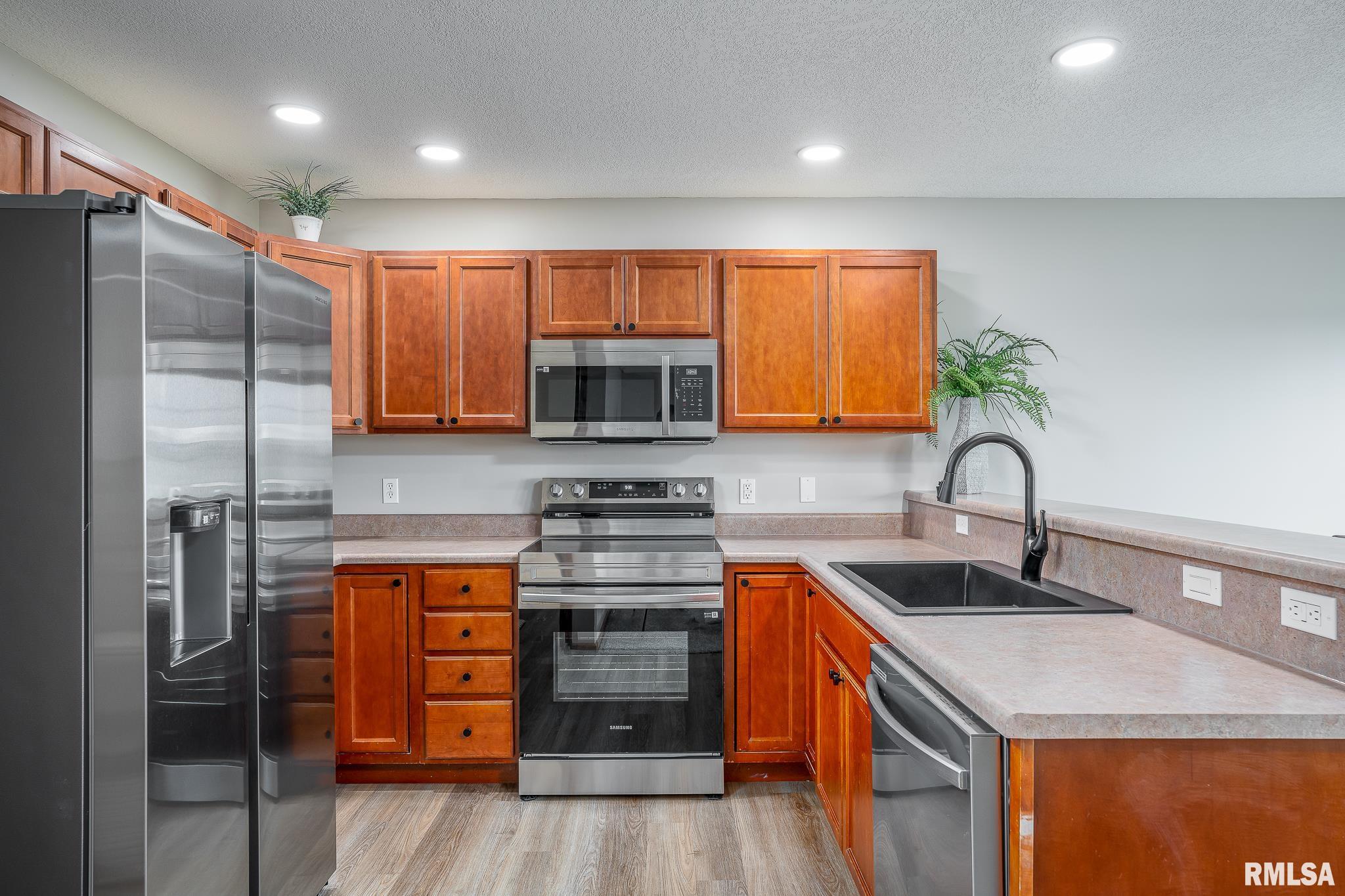 4260 Sapphire Lane, Bettendorf, Iowa image 10