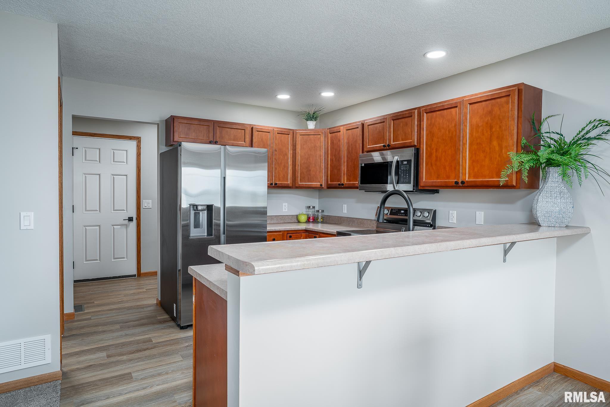 4260 Sapphire Lane, Bettendorf, Iowa image 9