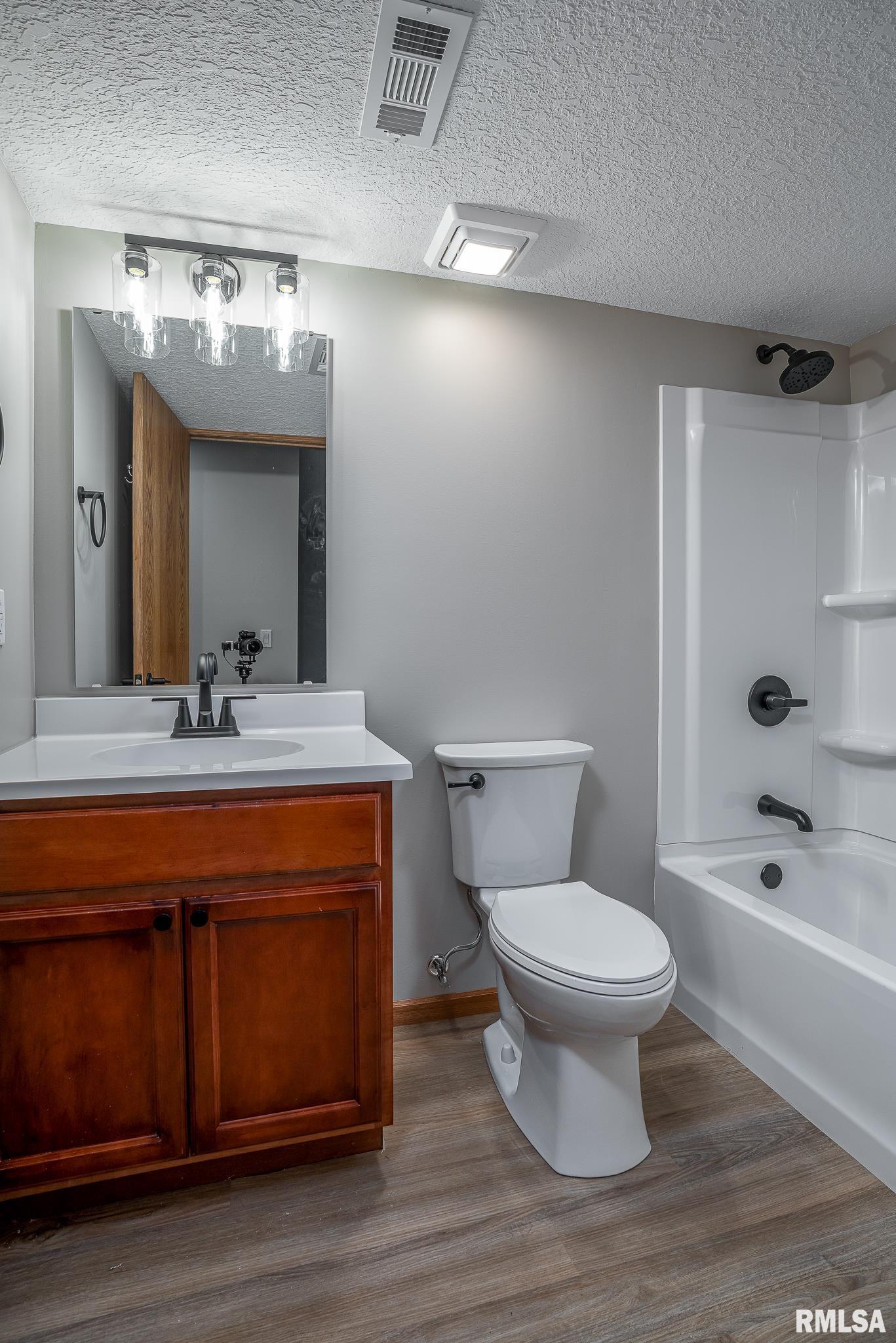 4260 Sapphire Lane, Bettendorf, Iowa image 23