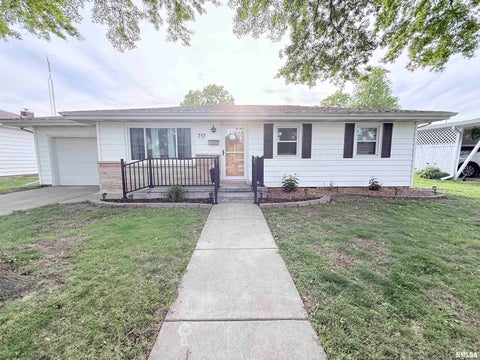 Homes For Sale - 717 N Powers Street<br/> Taylorville, IL 62568
