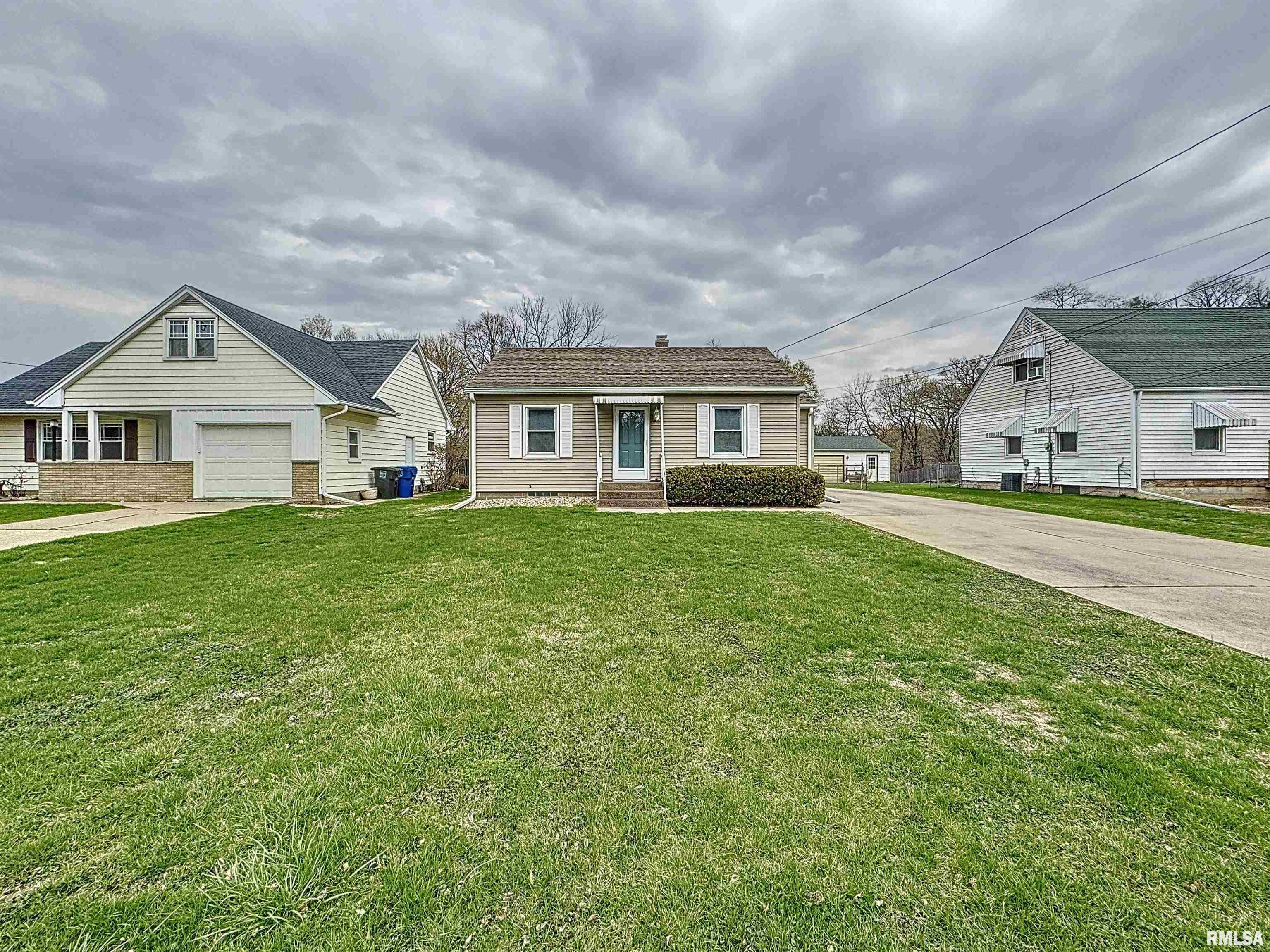 828 47th Street, Moline, Illinois image 1